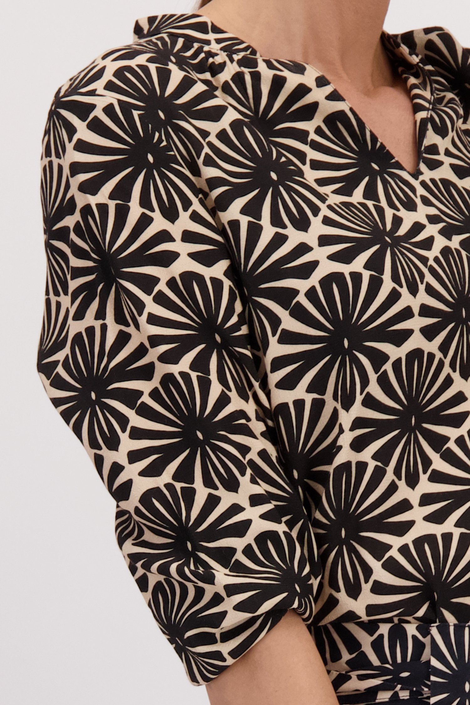 Blouse beige avec imprimé floral noir de More & More pour Femmes