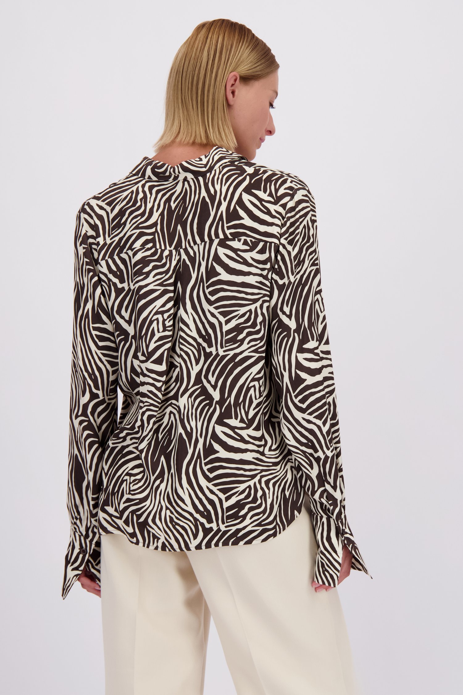 Le dos de Blouse beige-marron à imprimé zébré de More & More pour Femmes