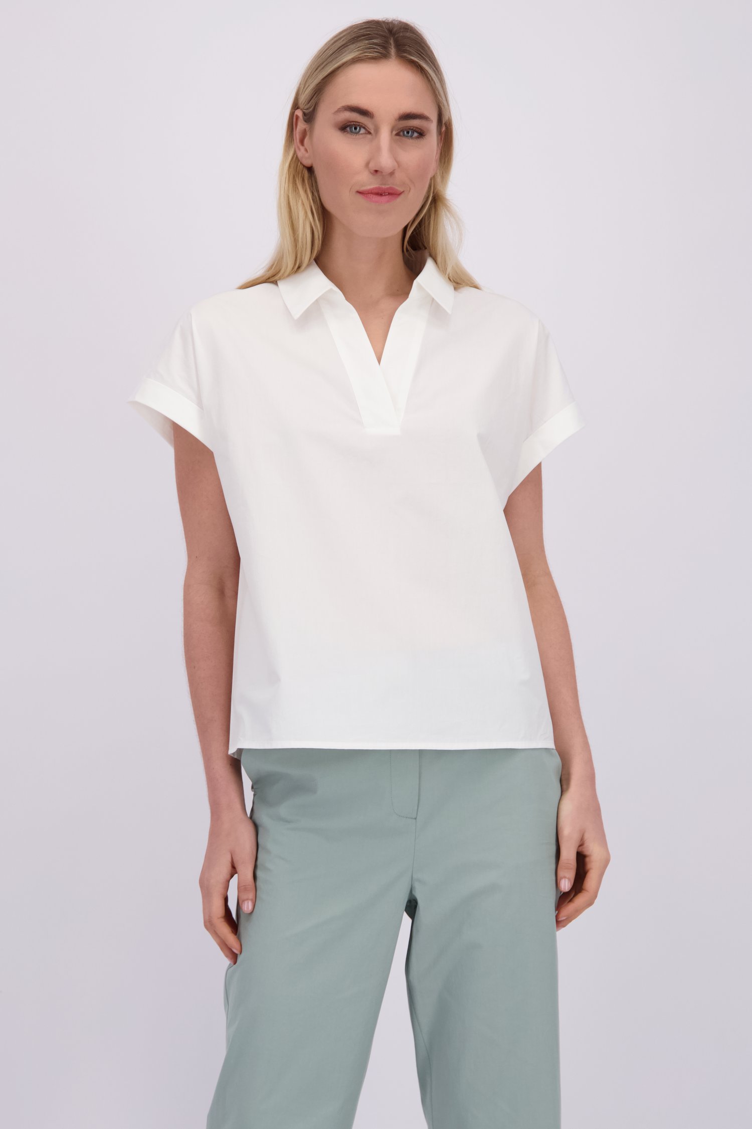 Le devant de Blouse blanche à col en V de Liberty Island pour Femmes