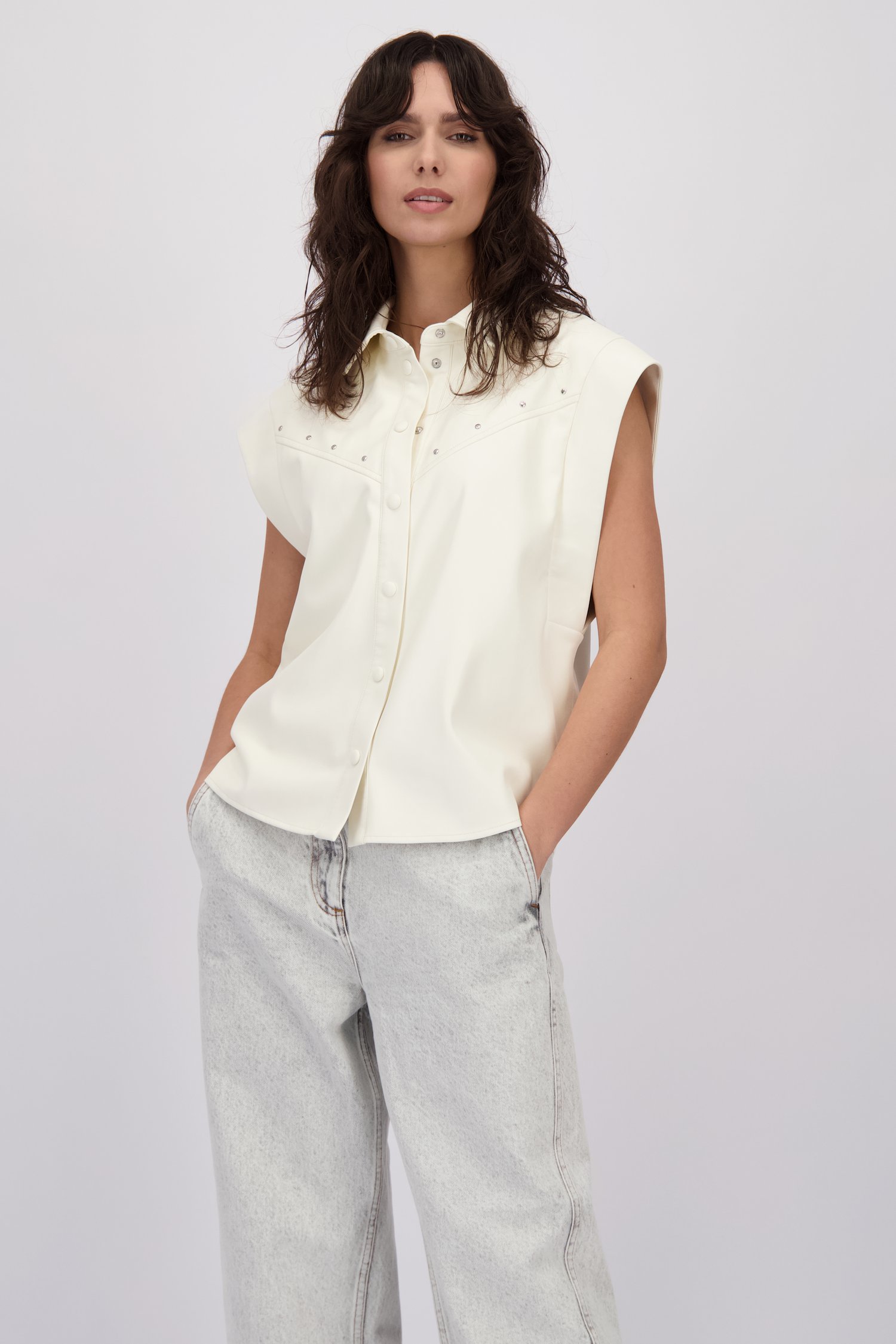 Le dos de Blouse blanche aspect cuir de Louise pour Femmes