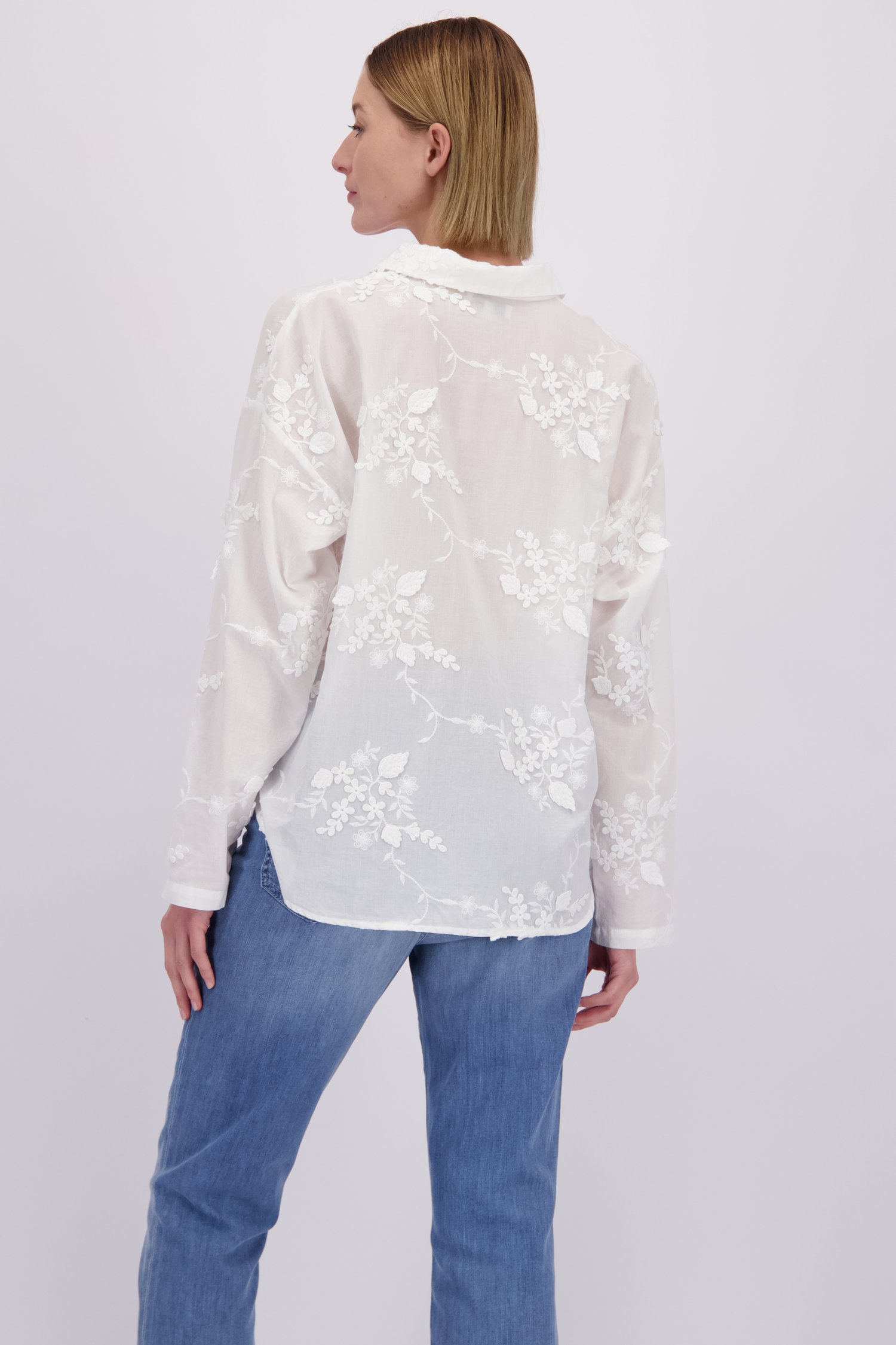 Le dos de Blouse blanche avec fleurs brodées de More & More pour Femmes