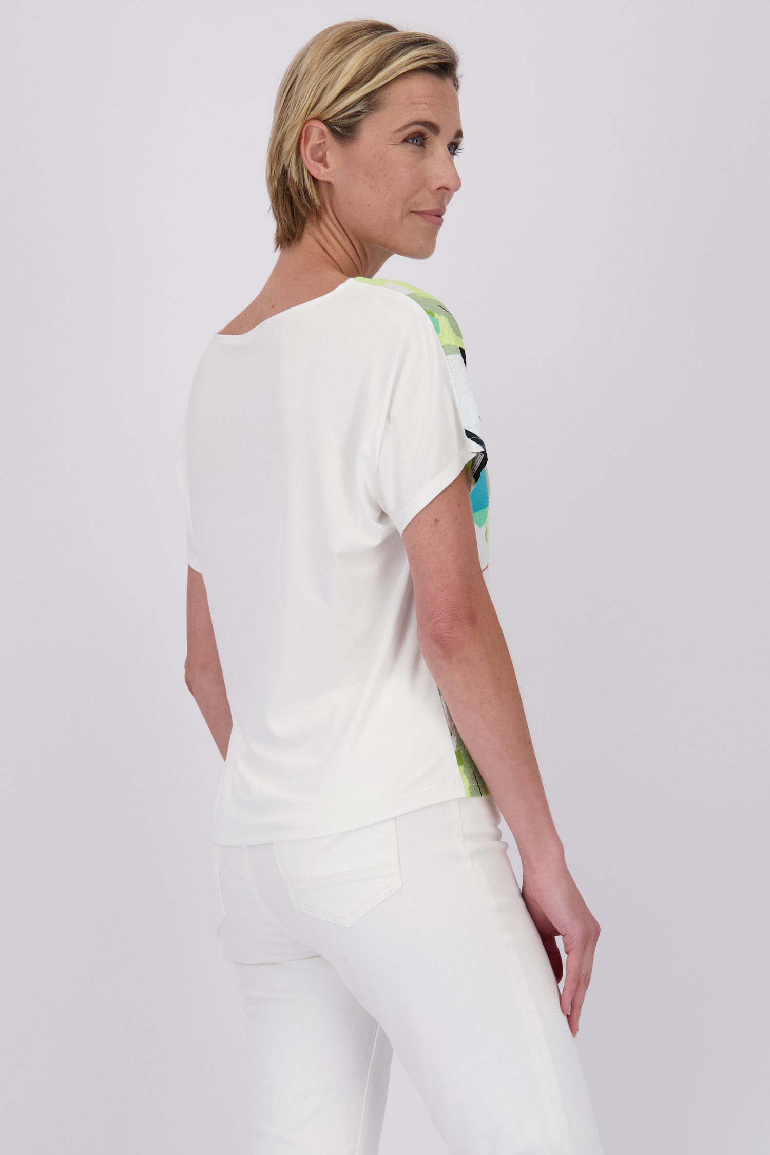 Blouse blanche avec imprimé coloré de Claude Arielle pour Femmes