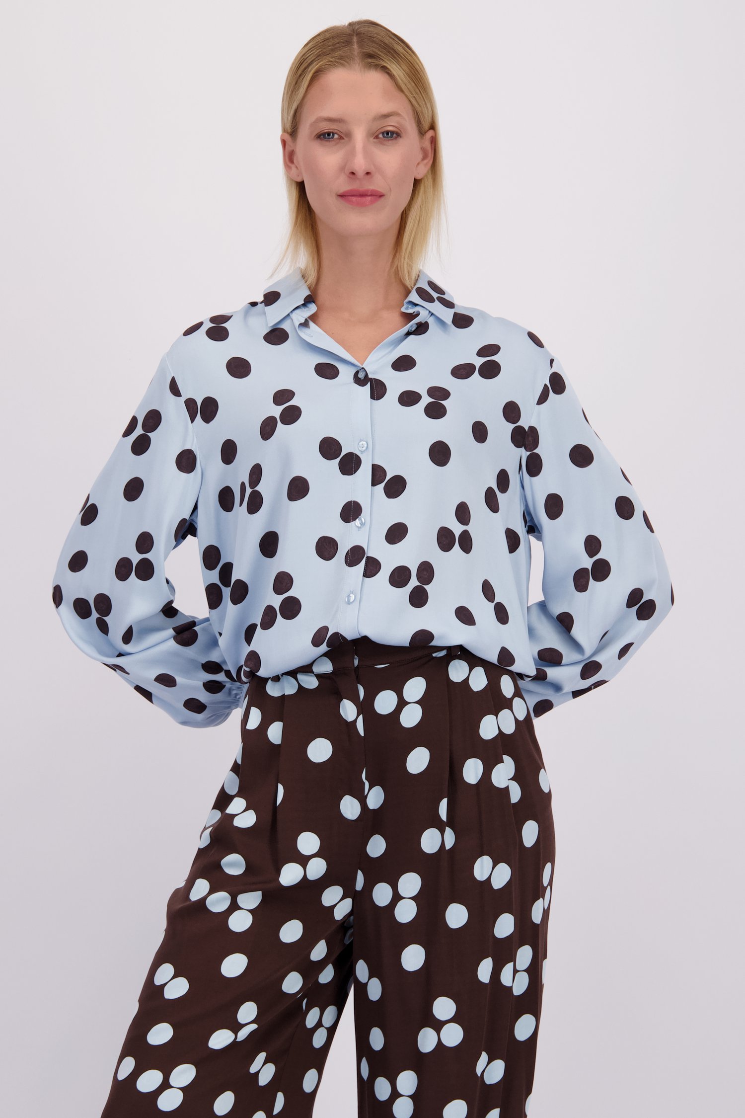 Le devant de Blouse bleu clair à imprimé à pois bruns de D'Auvry pour Femmes