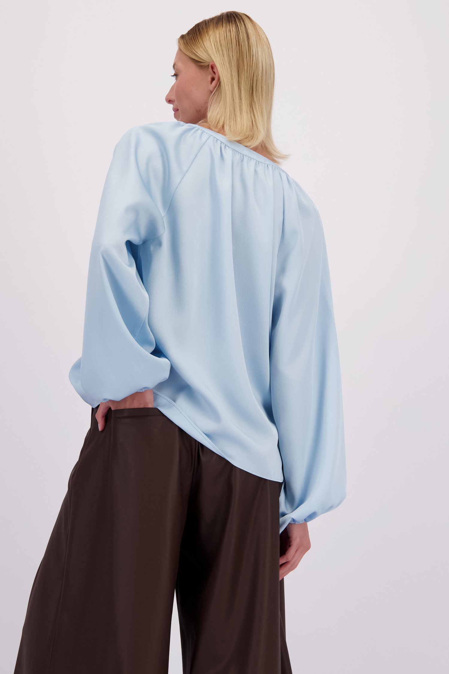 Le dos de Blouse bleu clair à manches bouffantes de D'Auvry pour Femmes