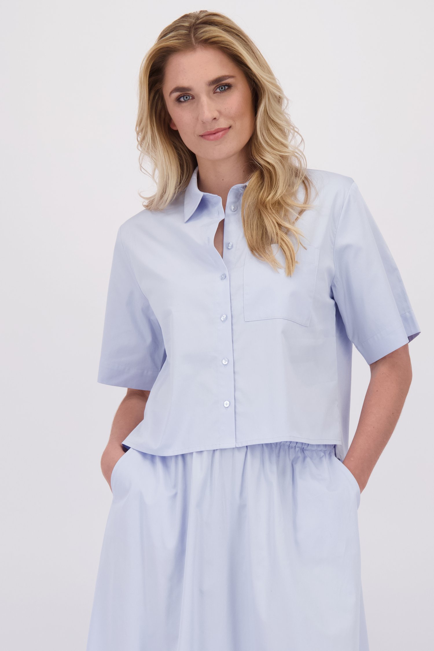 Le devant de Blouse bleu clair à manches courtes de Libelle pour Femmes