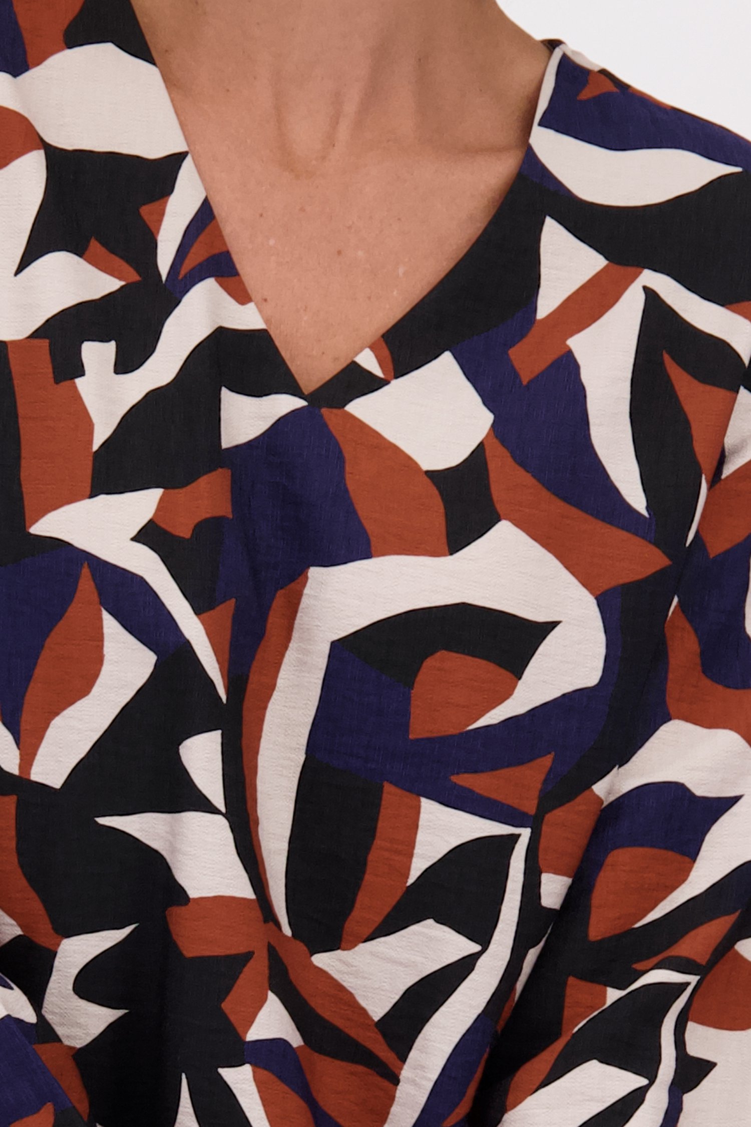 Détail de Blouse bleu-marron à col en V de Claude Arielle pour Femmes