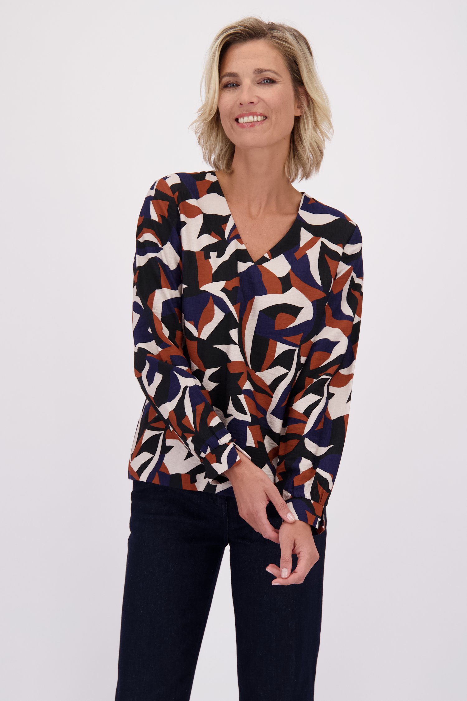 Le devant de Blouse bleu-marron à col en V de Claude Arielle pour Femmes