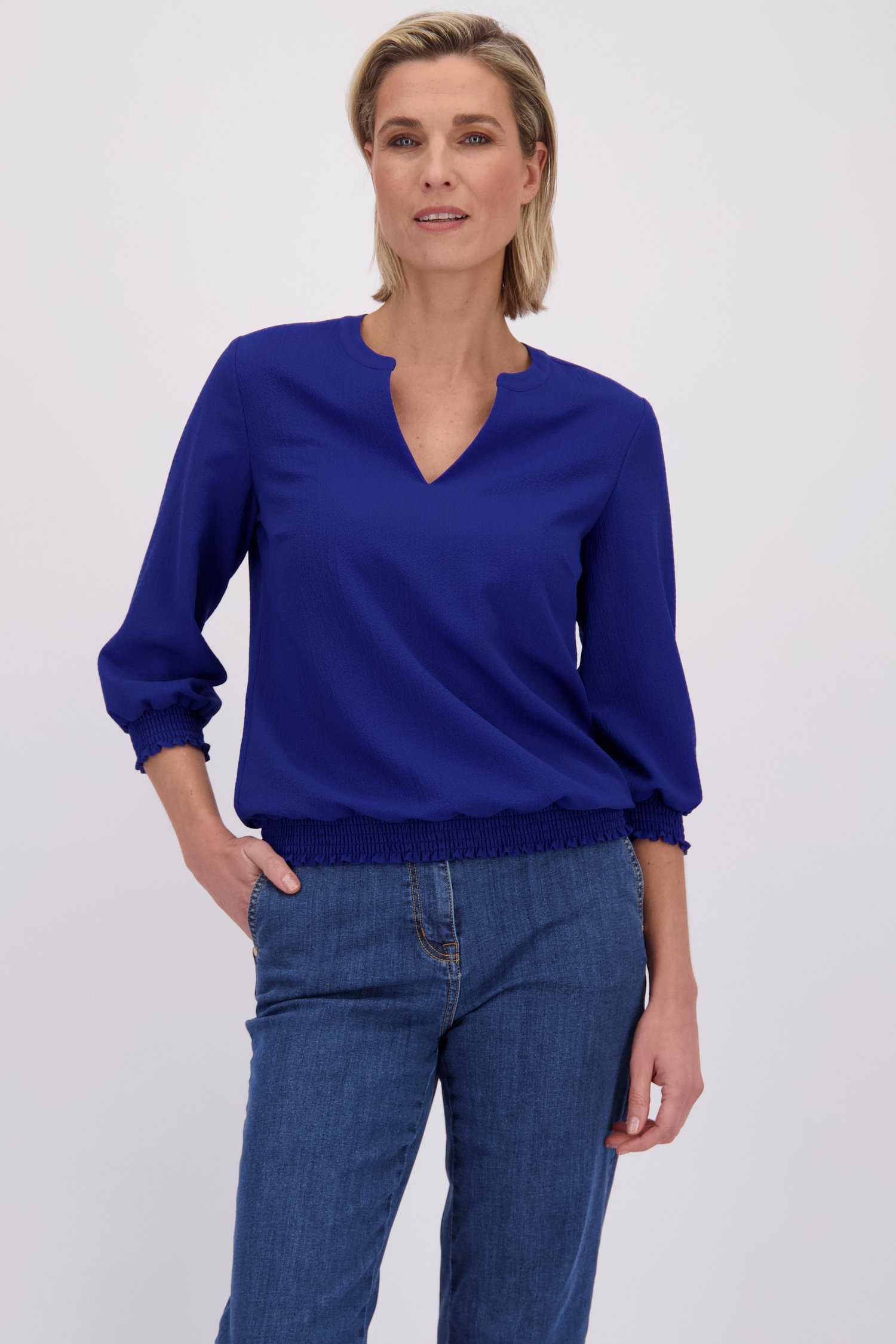 Le devant de Blouse bleu royal à manches 3/4 de Claude Arielle pour Femmes