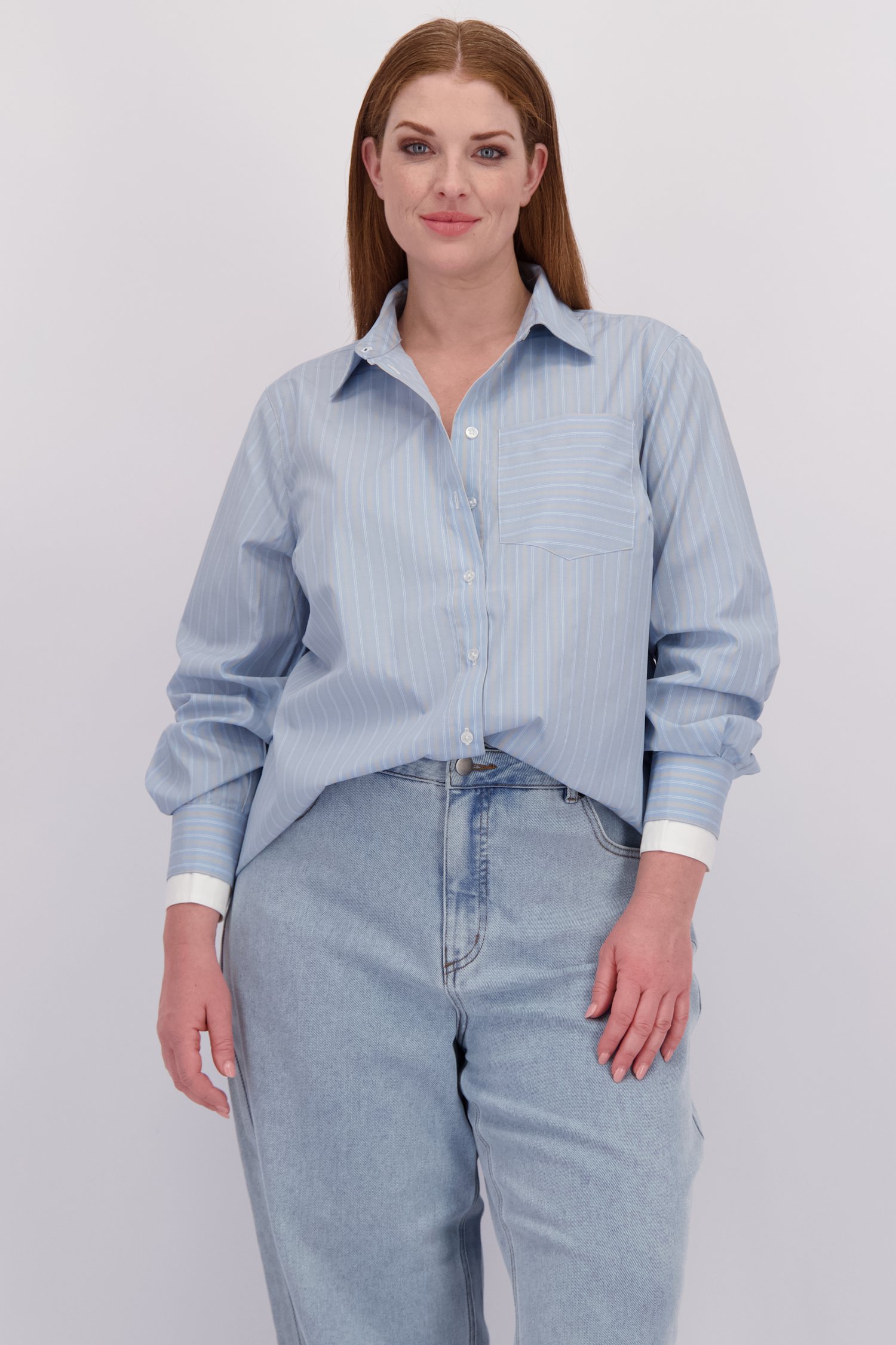 Le devant de Blouse bleue à rayures beiges et blanches de Kaffe Curve pour Femmes