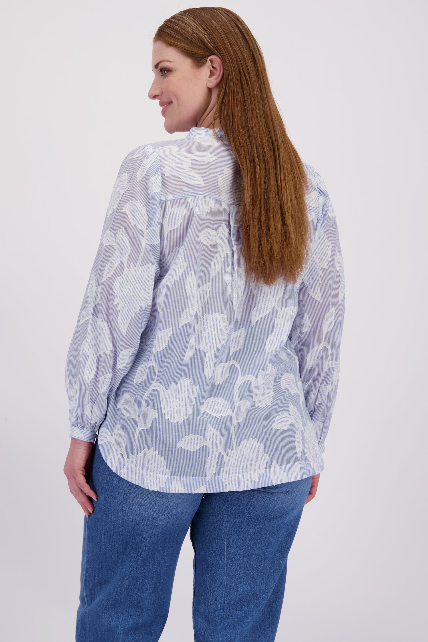 Le dos de Blouse bleue à rayures et motif feuilles de ONLY Carmakoma pour Femmes