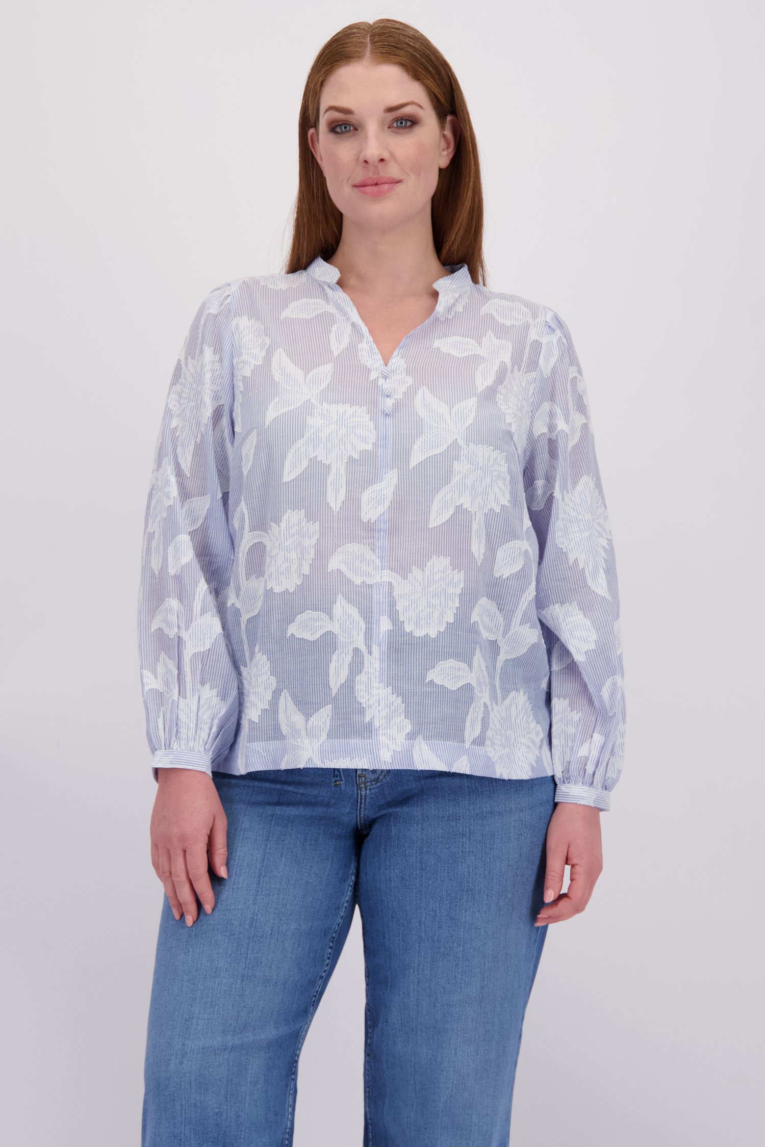 Le devant de Blouse bleue à rayures et motif feuilles de ONLY Carmakoma pour Femmes