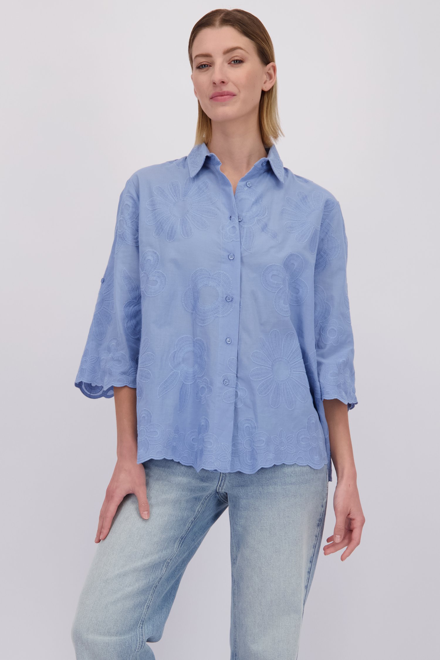 Le devant de Blouse bleue avec fleurs brodées de More & More pour Femmes