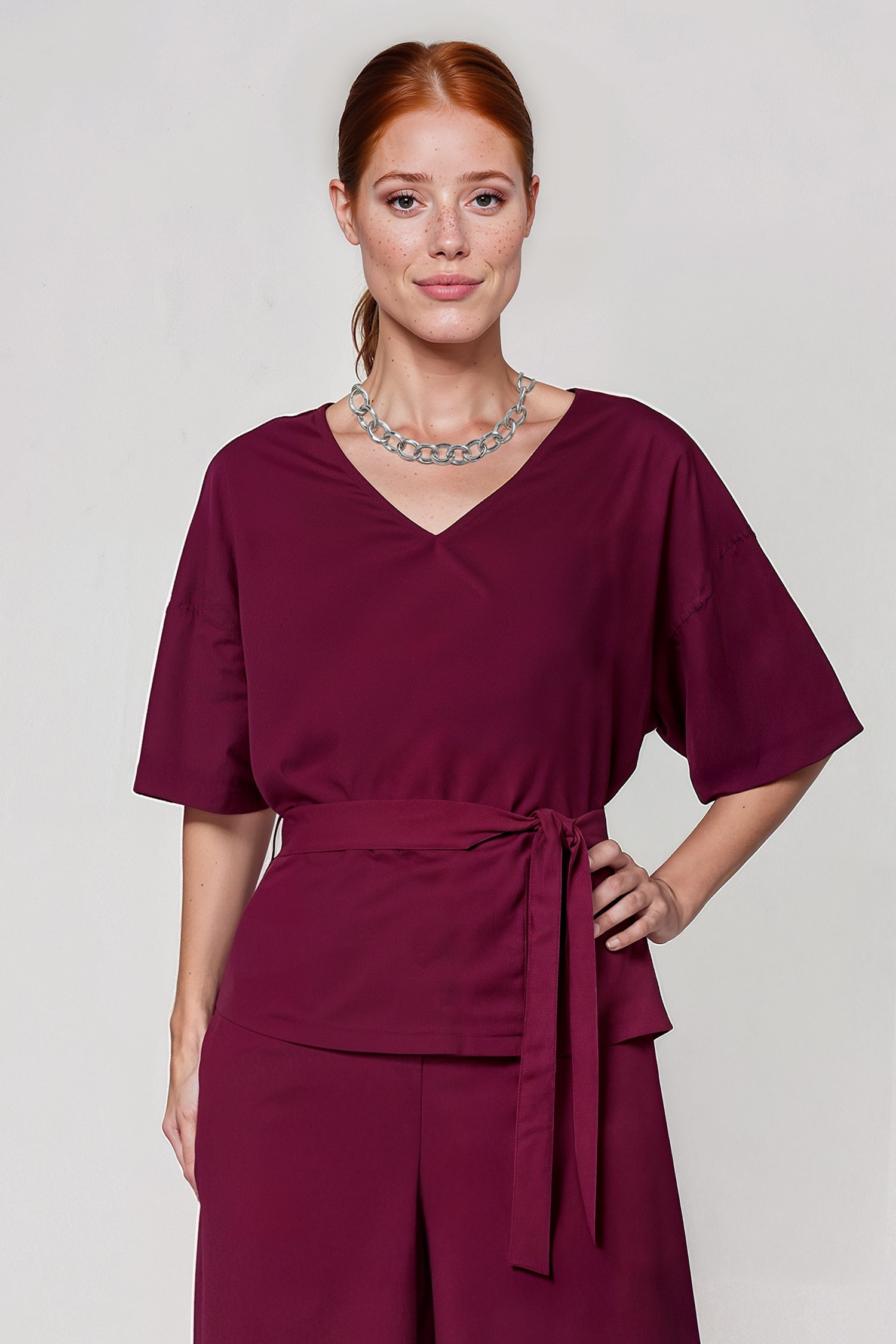 Le devant de Blouse bordeaux avec lien à nouer de D'Auvry pour Femmes