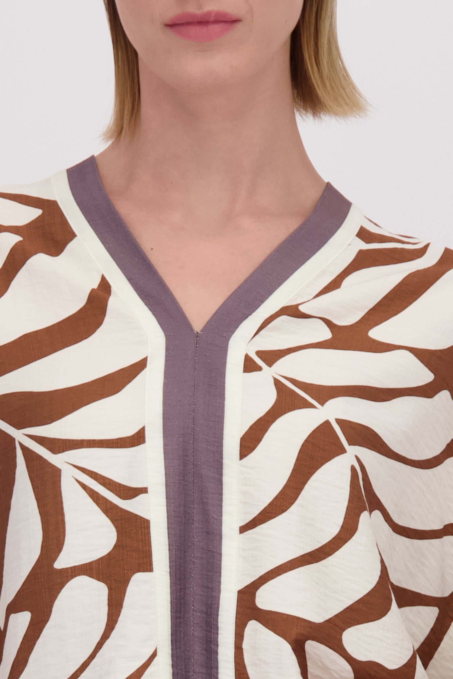 Détail de Blouse brune à imprimé feuilles écru de D'Auvry pour Femmes