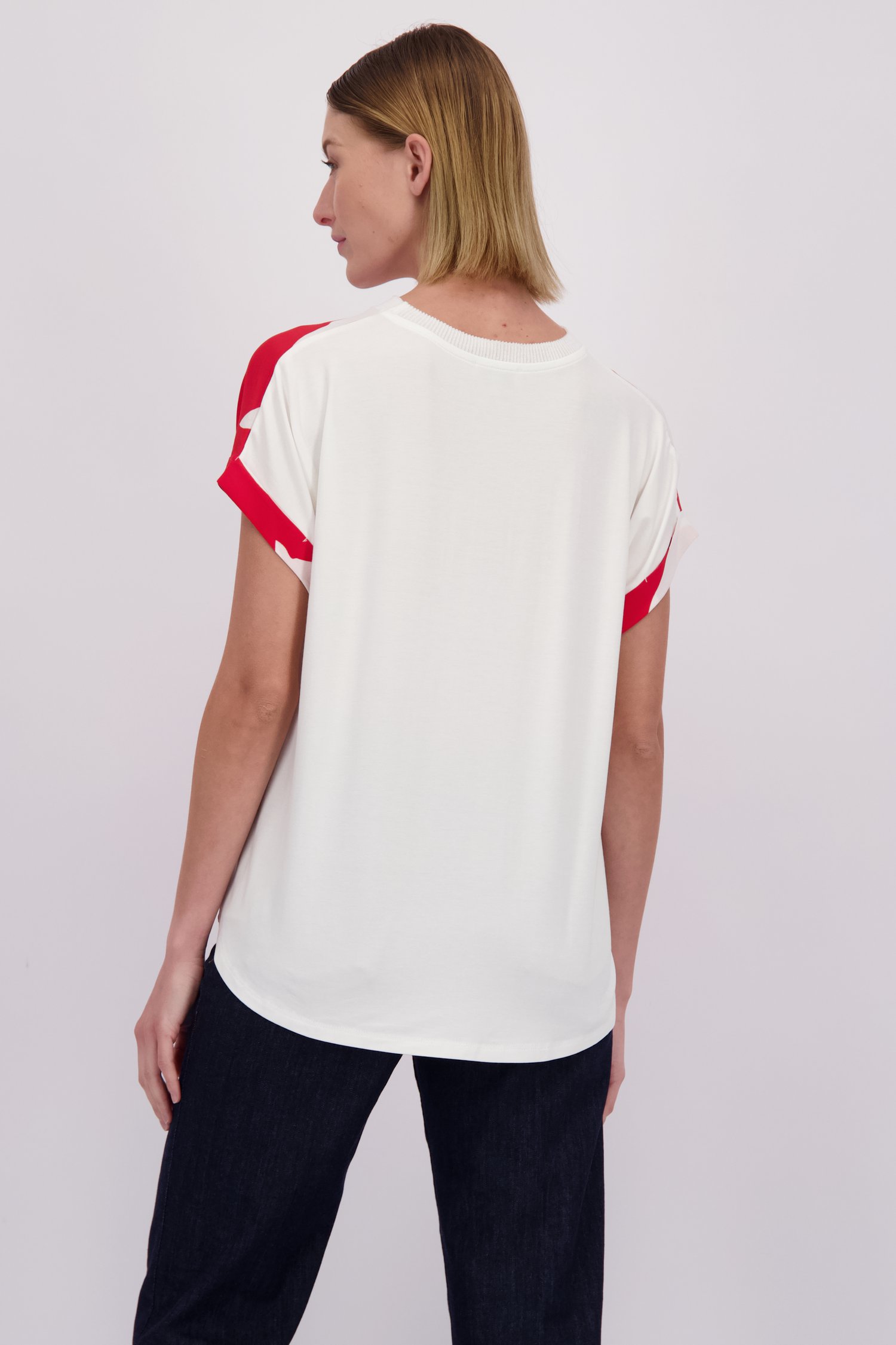 Le dos de Blouse d’été à motif feuilles rouge et blanc de More & More pour Femmes