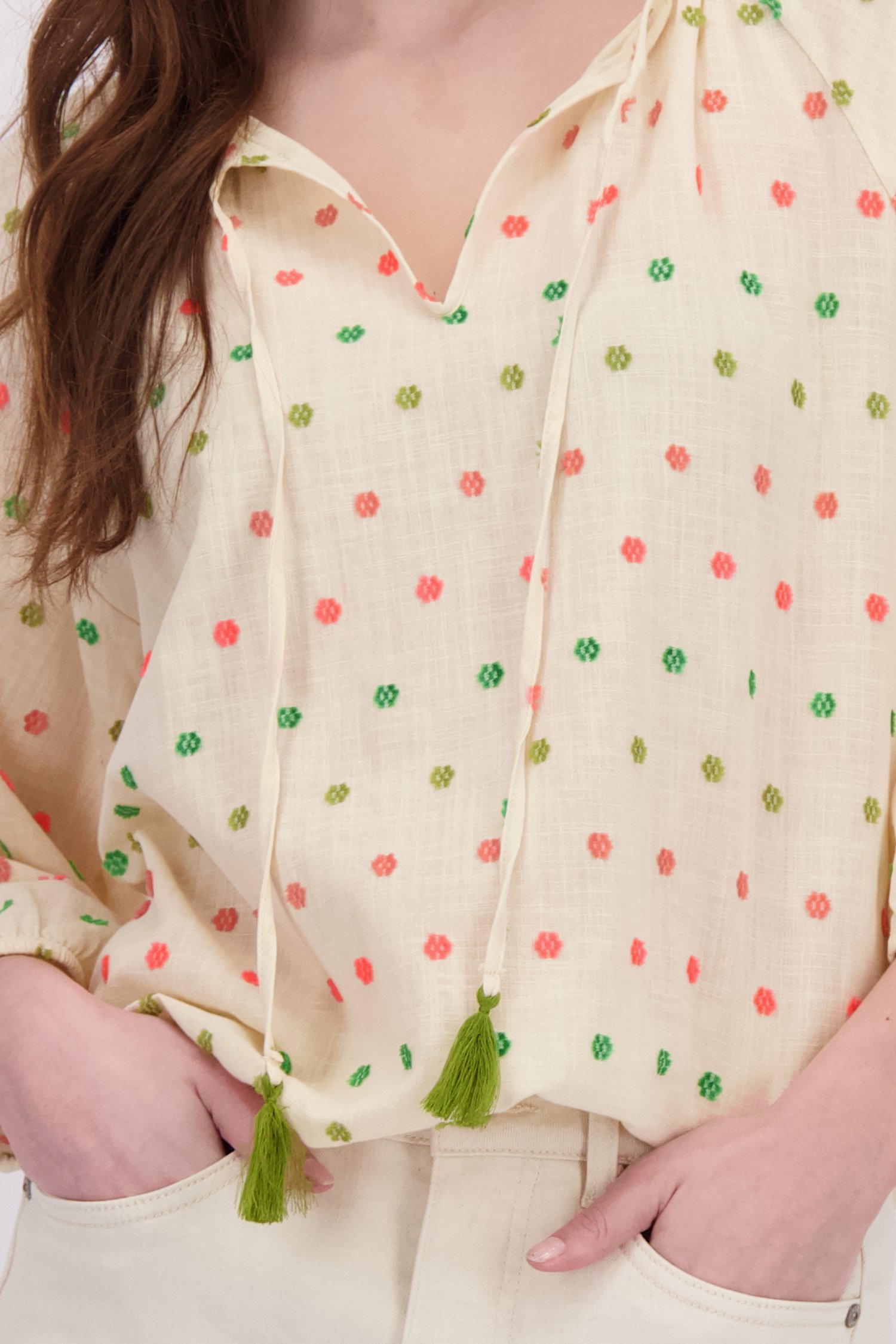 Détail de Blouse écru à pompons colorés de Geisha pour Femmes