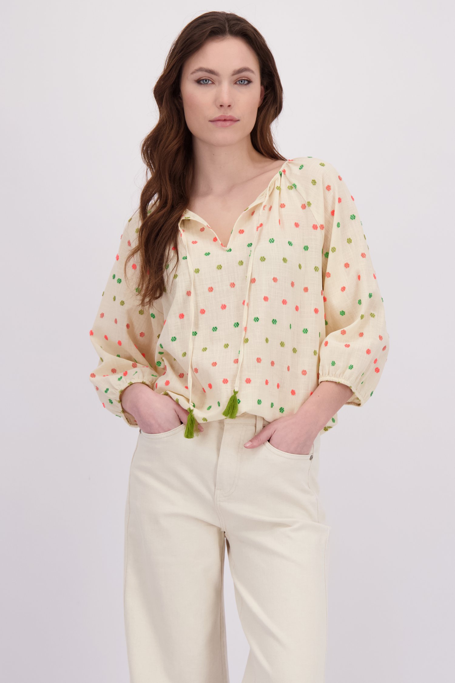 Le devant de Blouse écru à pompons colorés de Geisha pour Femmes