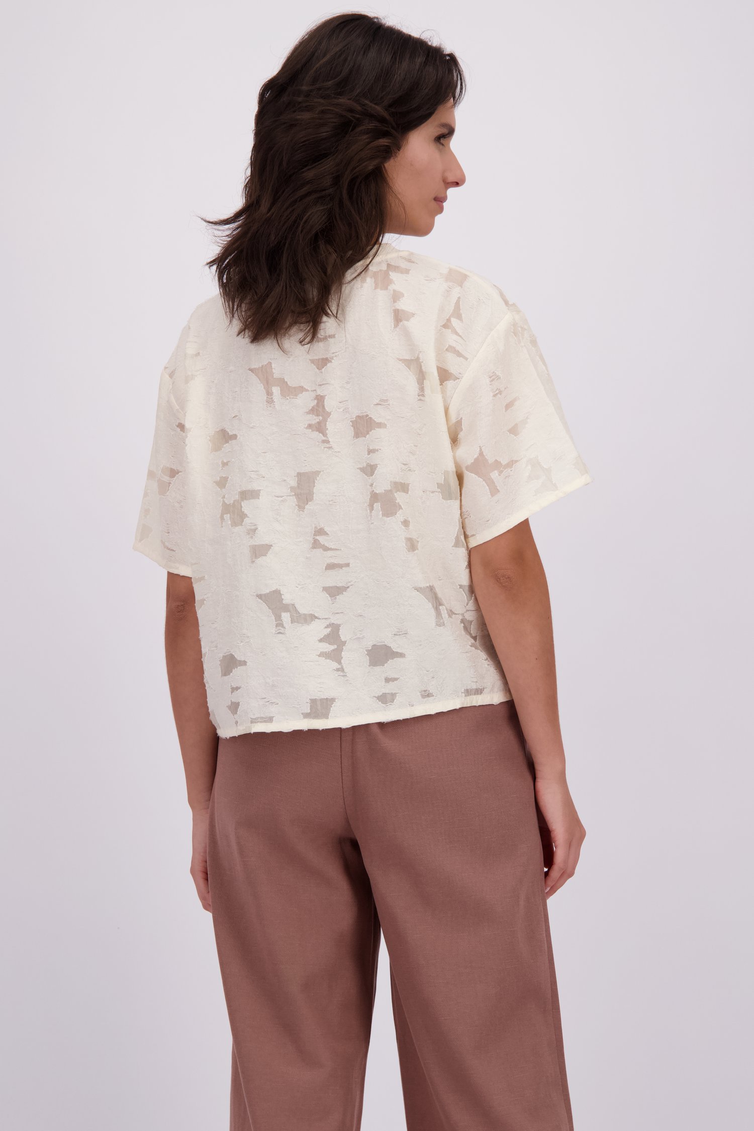 Le dos de Blouse ecru avec broderies de Louise pour Femmes