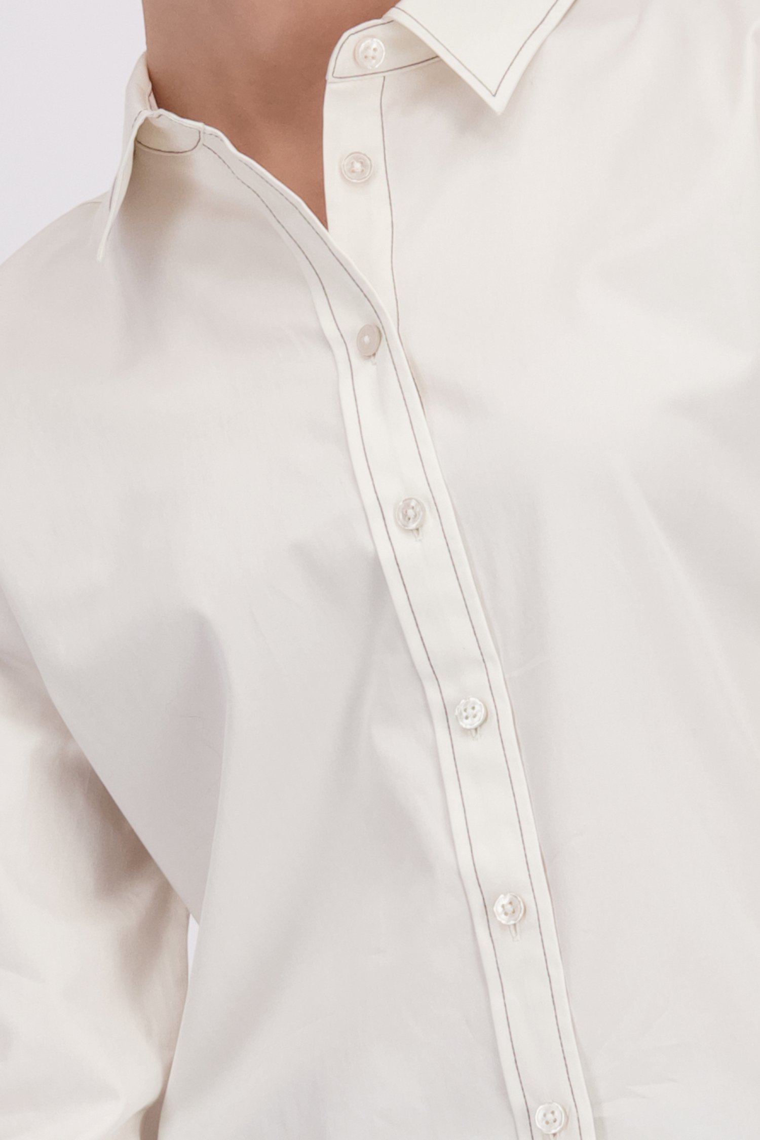 Détail de Blouse écru avec surpiqûres noires de D'Auvry pour Femmes