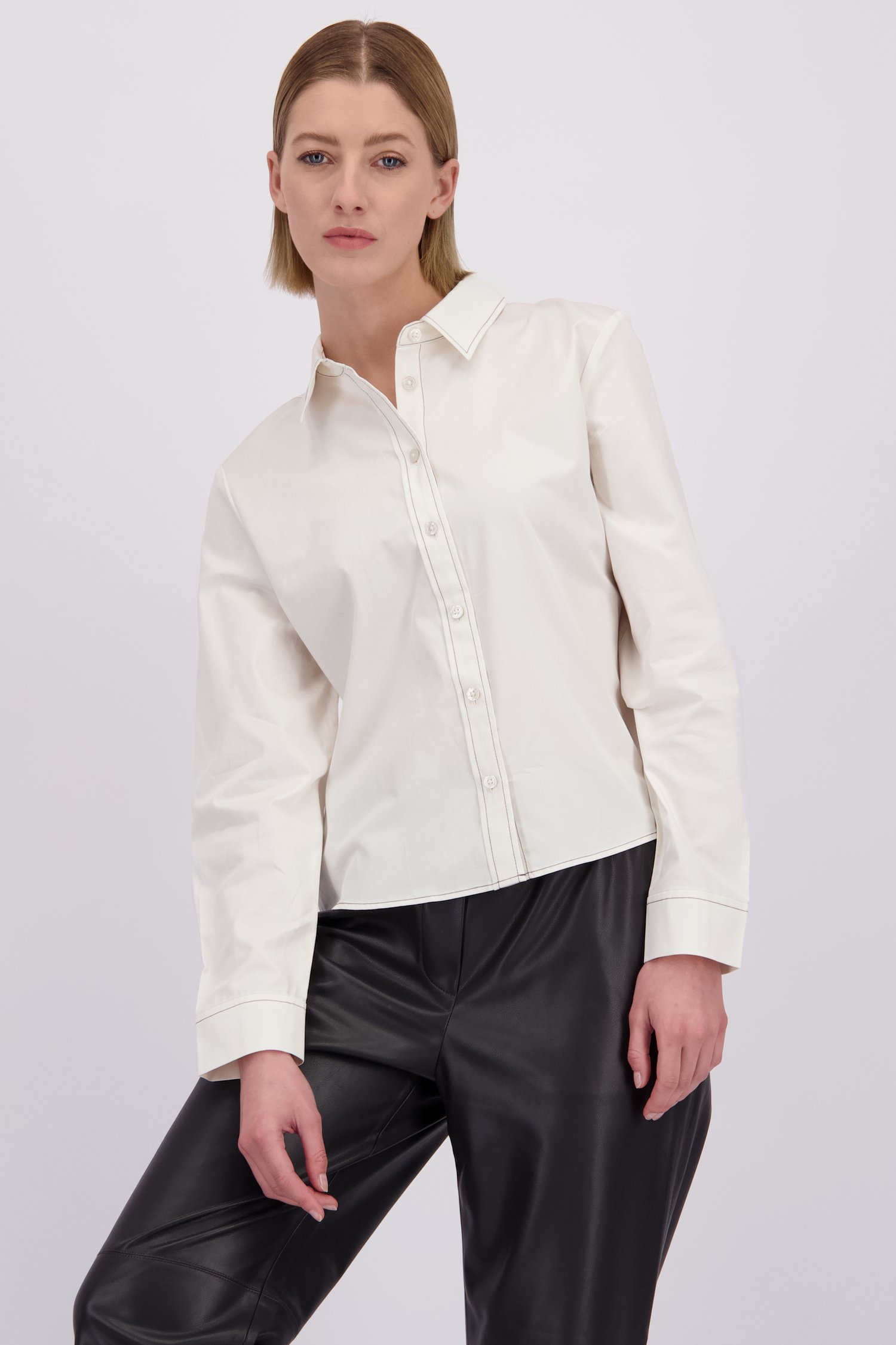 Le devant de Blouse écru avec surpiqûres noires de D'Auvry pour Femmes