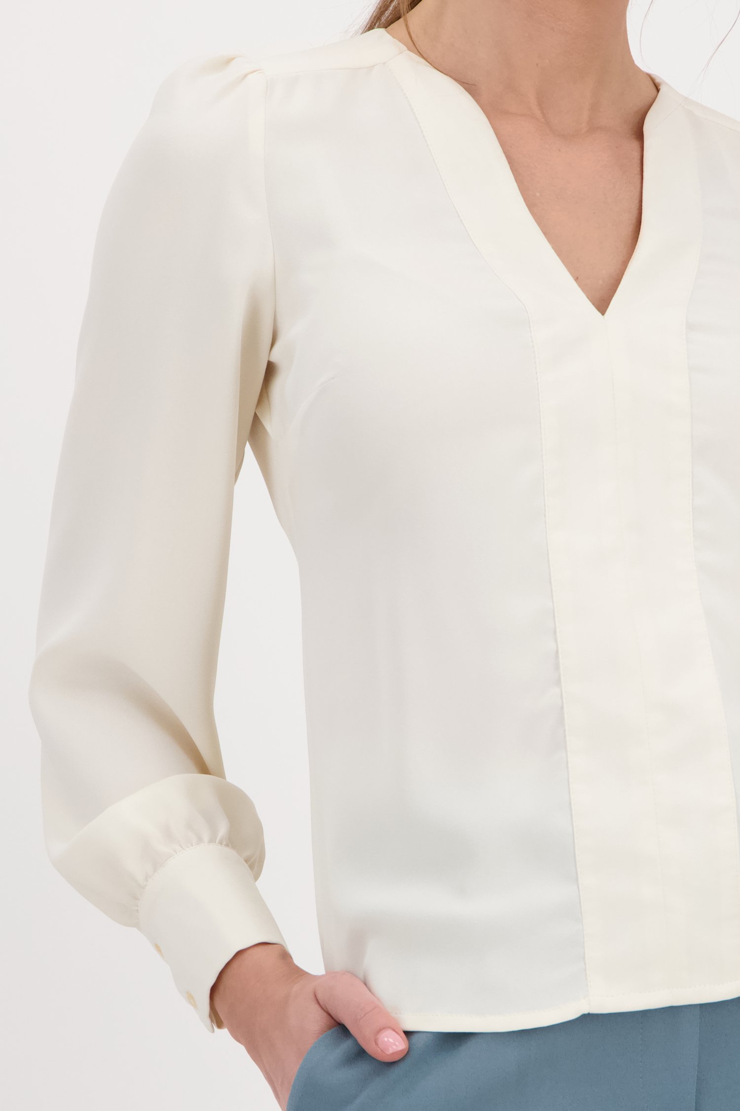 Blouse écrue à col en V de AC by Annelien Coorevits pour Femmes