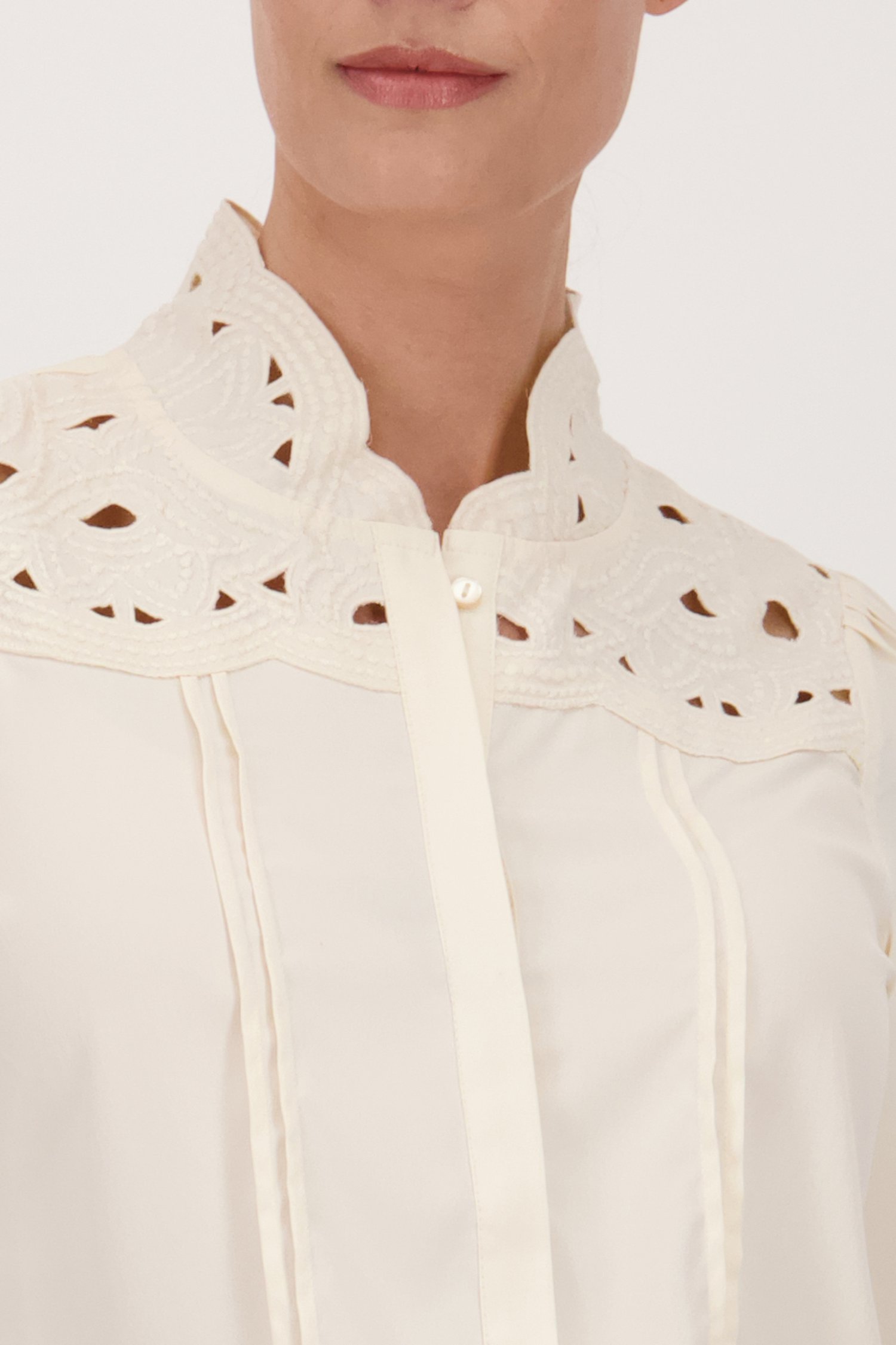 Blouse écrue à encolure brodée	 de D'Auvry pour Femmes