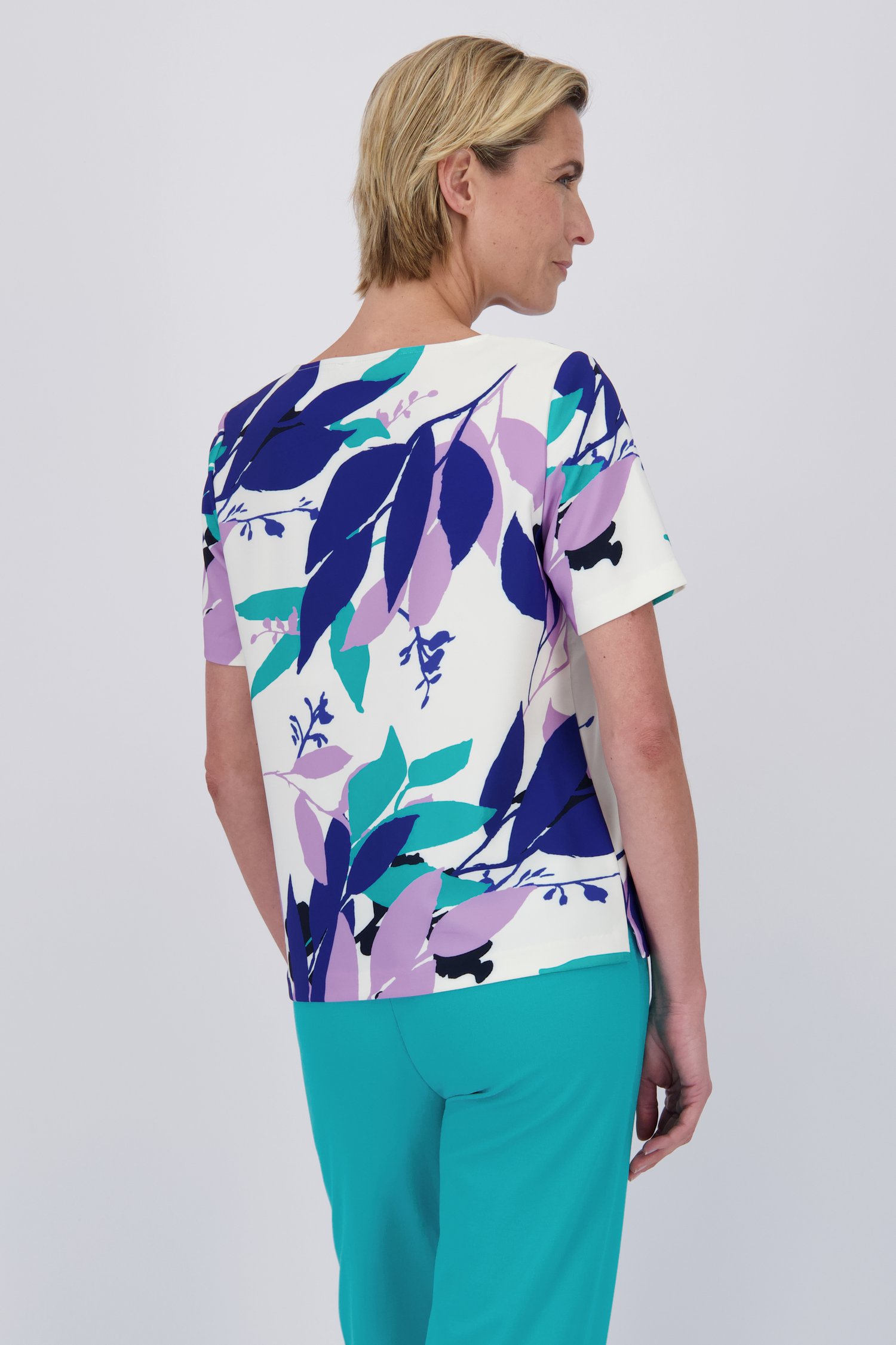 Blouse écrue à imprimé feuillage bleu-violet de Claude Arielle pour Femmes