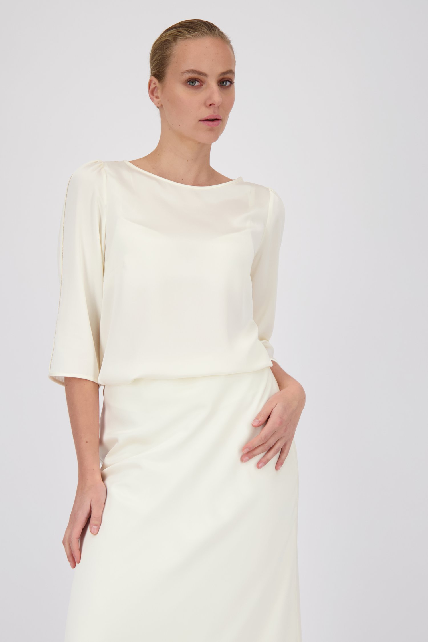 Le dos de Blouse écrue brillante avec détails dorés de D'Auvry Studio pour Femmes