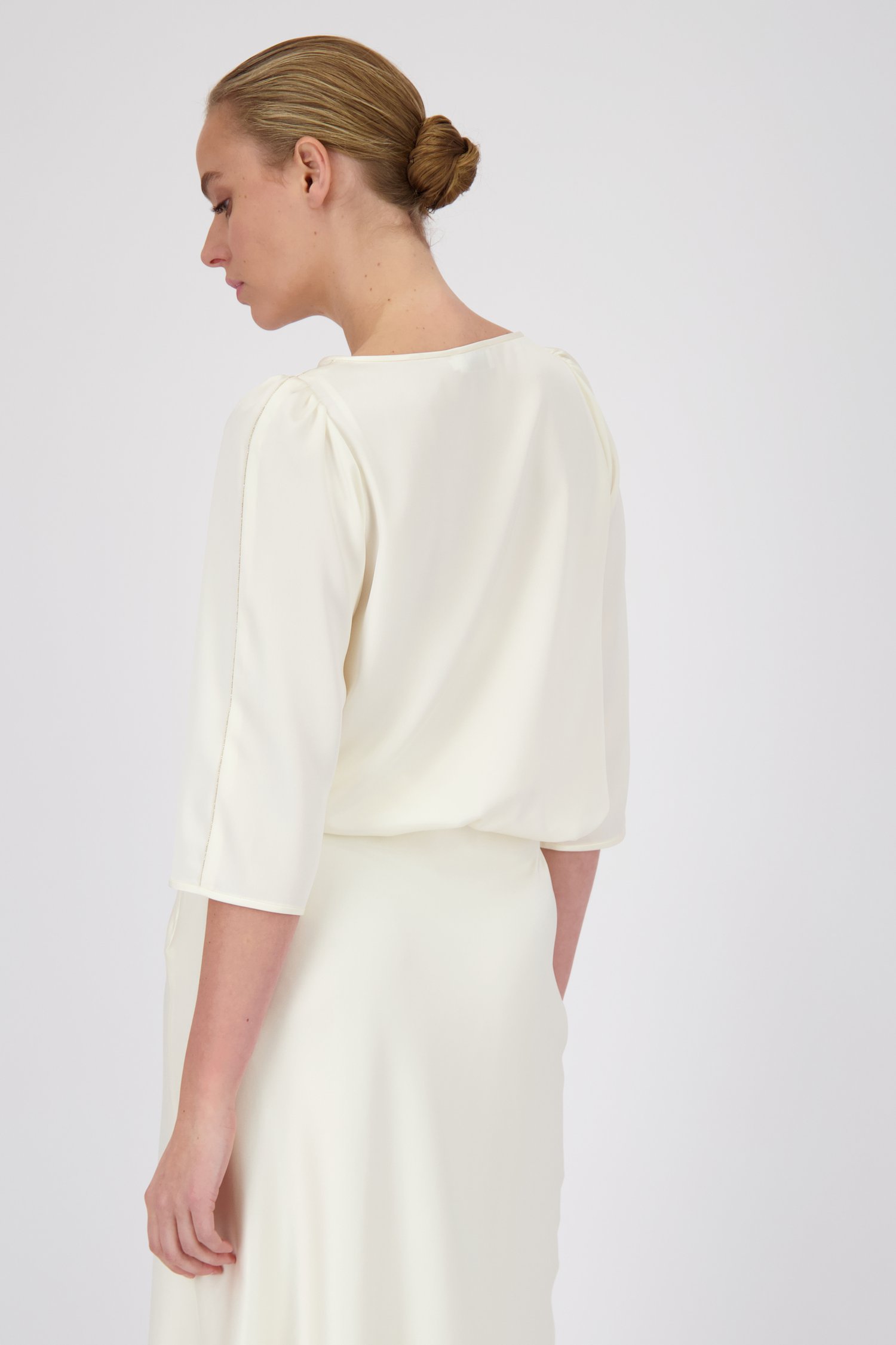 Détail de Blouse écrue brillante avec détails dorés de D'Auvry Studio pour Femmes