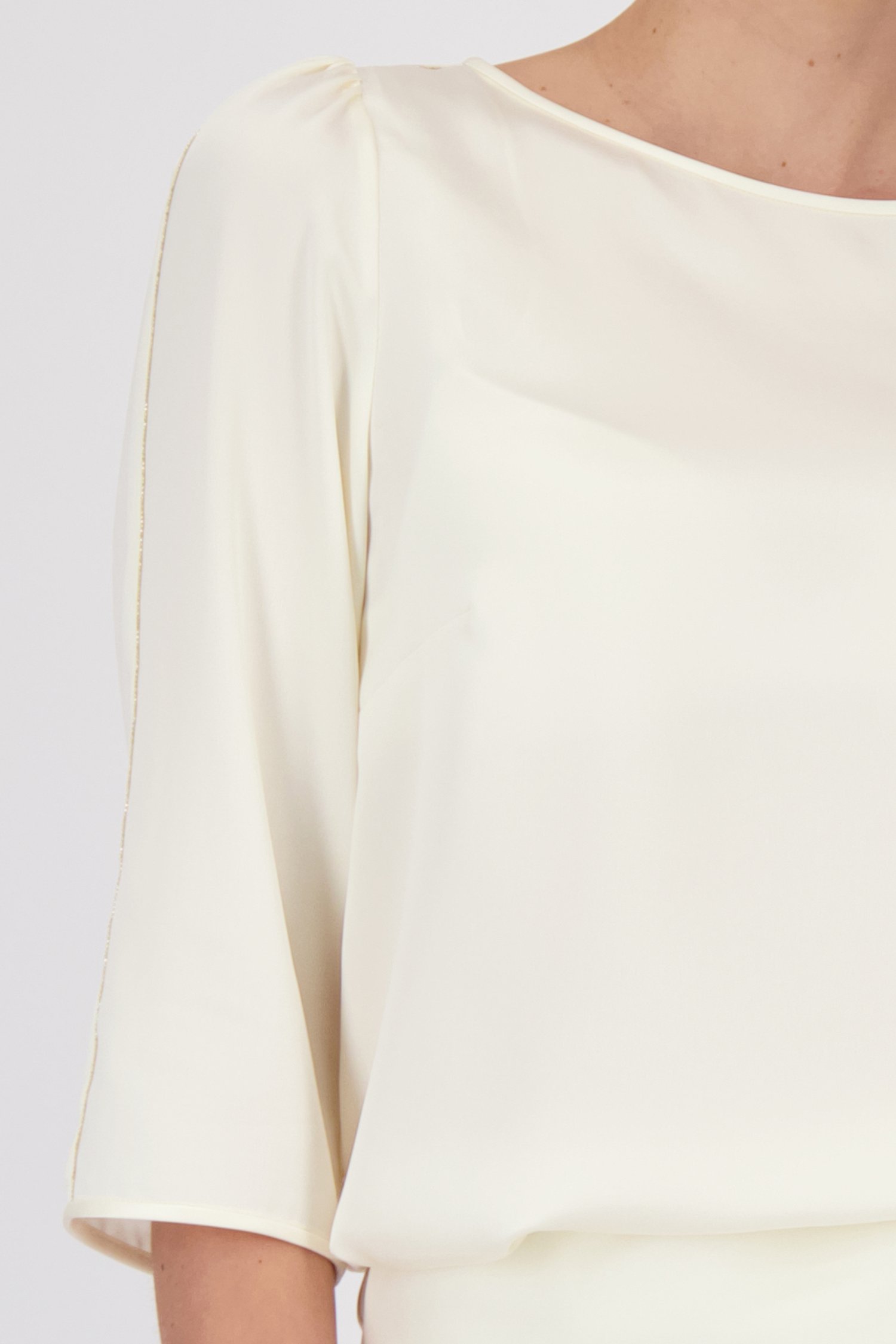 Photo supplémentaire 1 de Blouse écrue brillante avec détails dorés de D'Auvry Studio pour Femmes