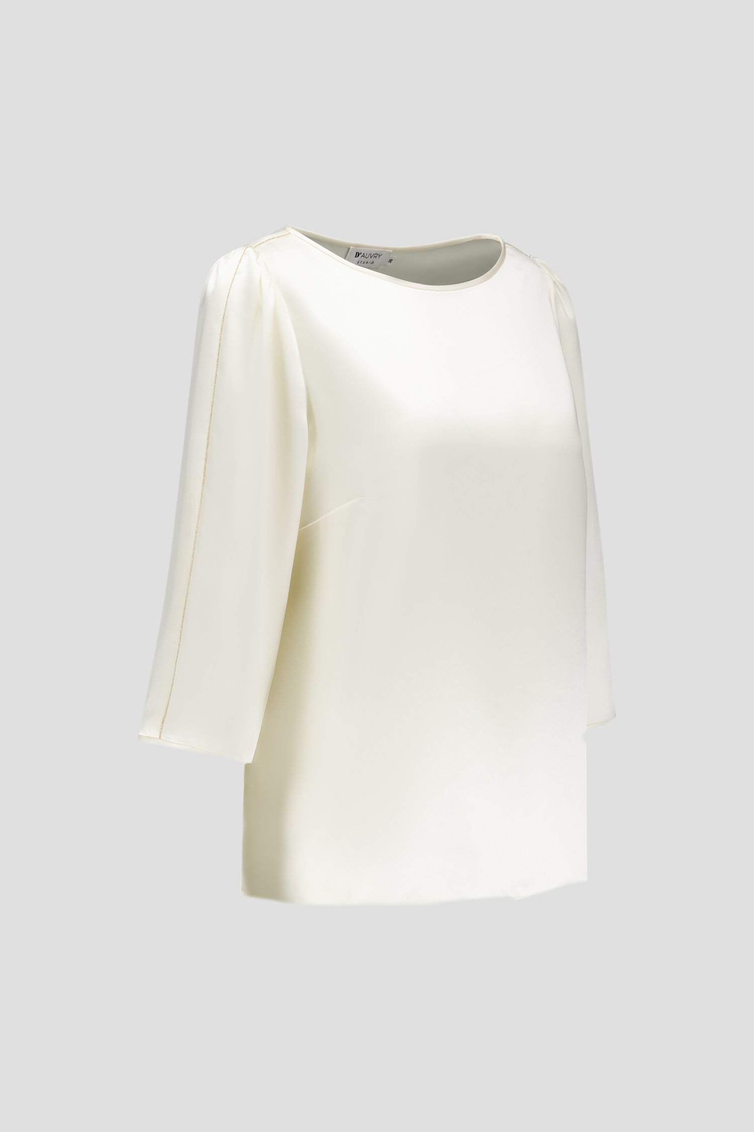 Photo produit 3 de Blouse écrue brillante avec détails dorés de D'Auvry Studio pour Femmes