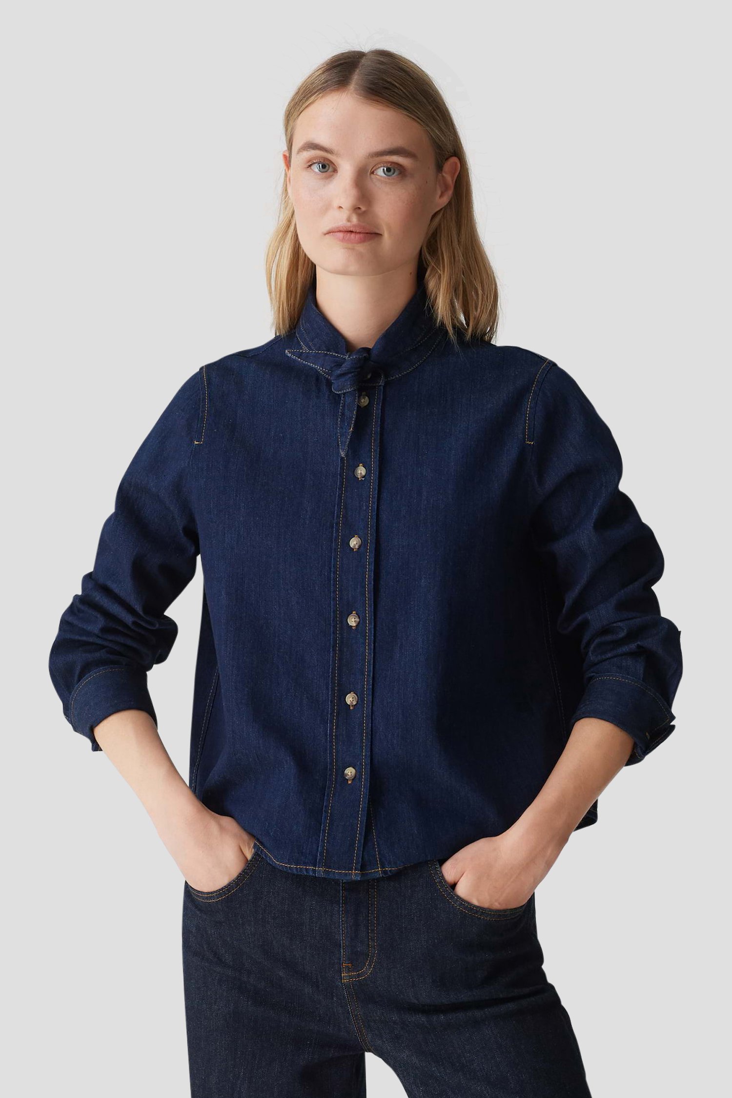 Le devant de Blouse en denim bleu foncé avec ruban à nœuds de Opus pour Femmes