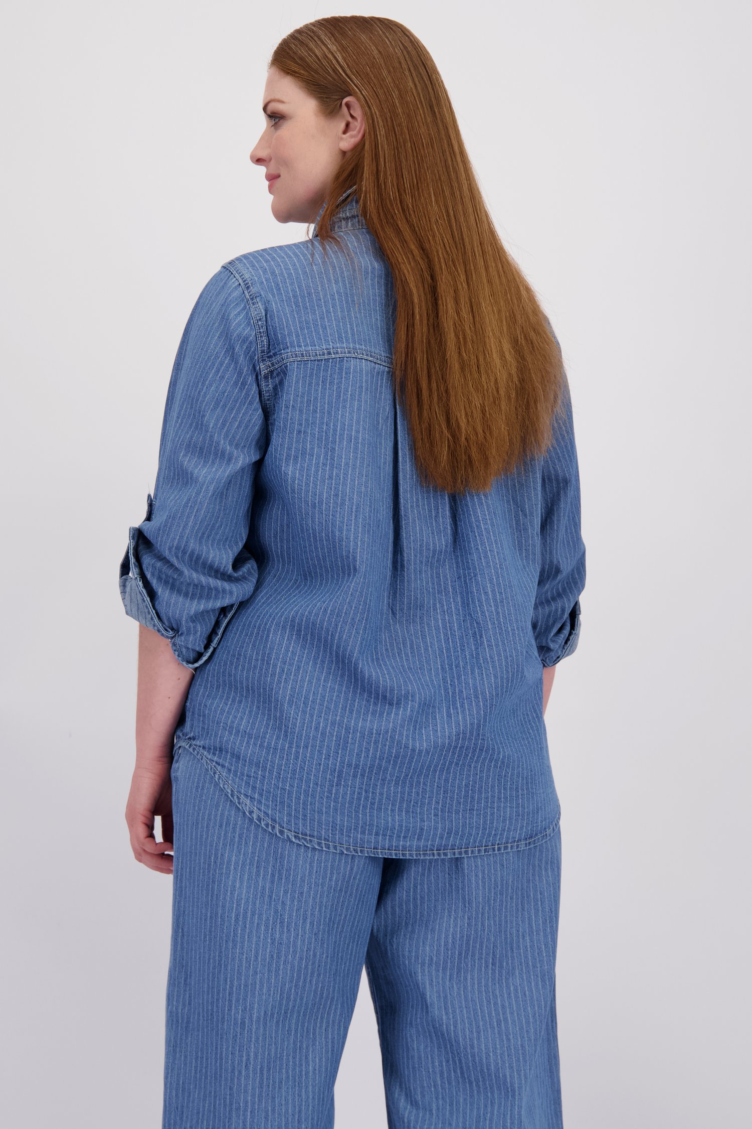 Le dos de Blouse en denim bleue à motif rayé blanc de ONLY Carmakoma pour Femmes