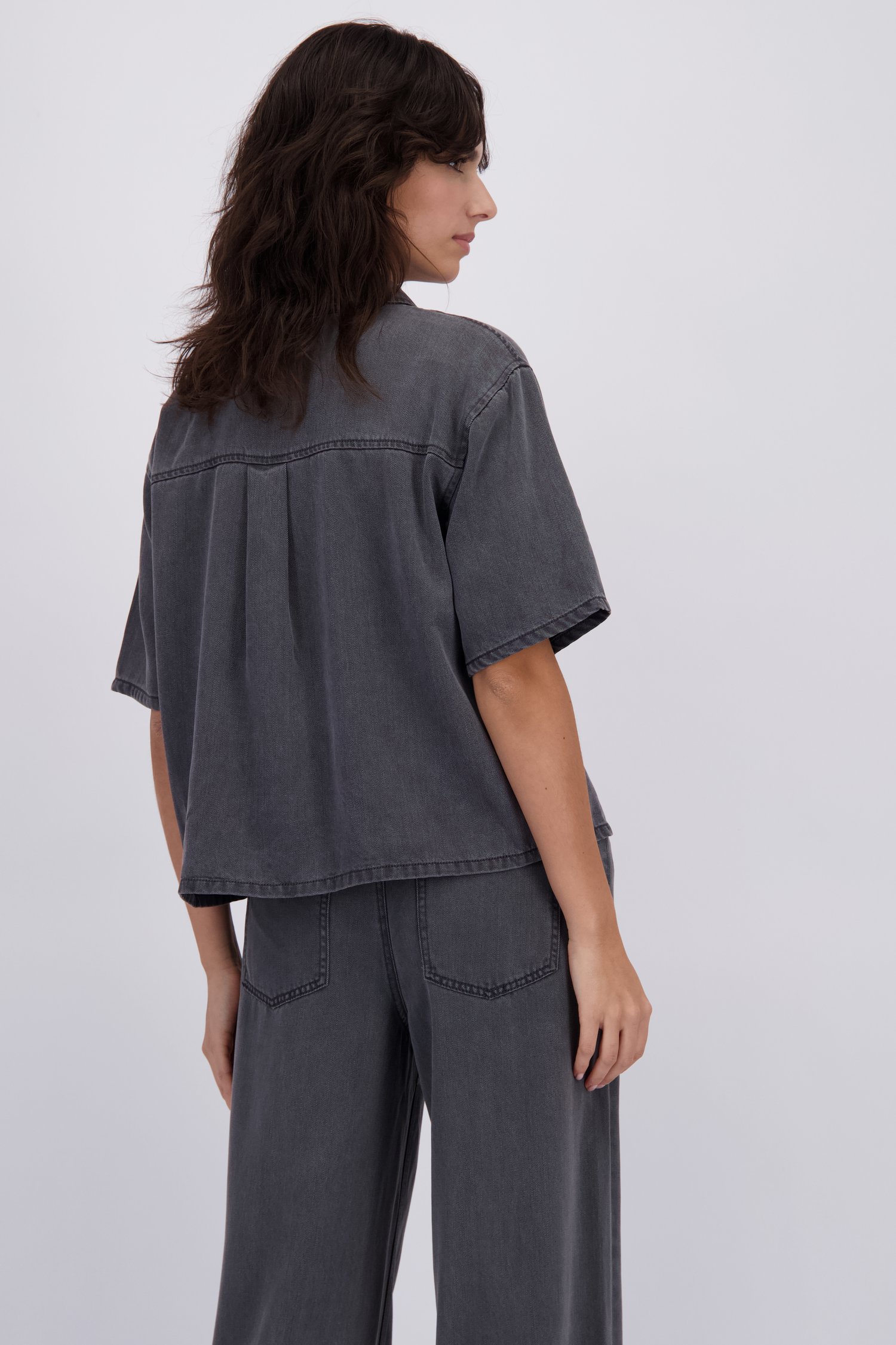 Le dos de Blouse en jean grise à manches courtes de Pieces pour Femmes