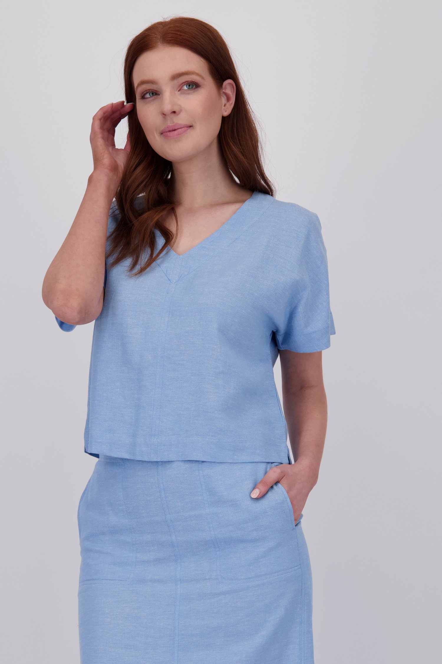 Blouse en lin bleu clair à col en V de Libelle pour Femmes