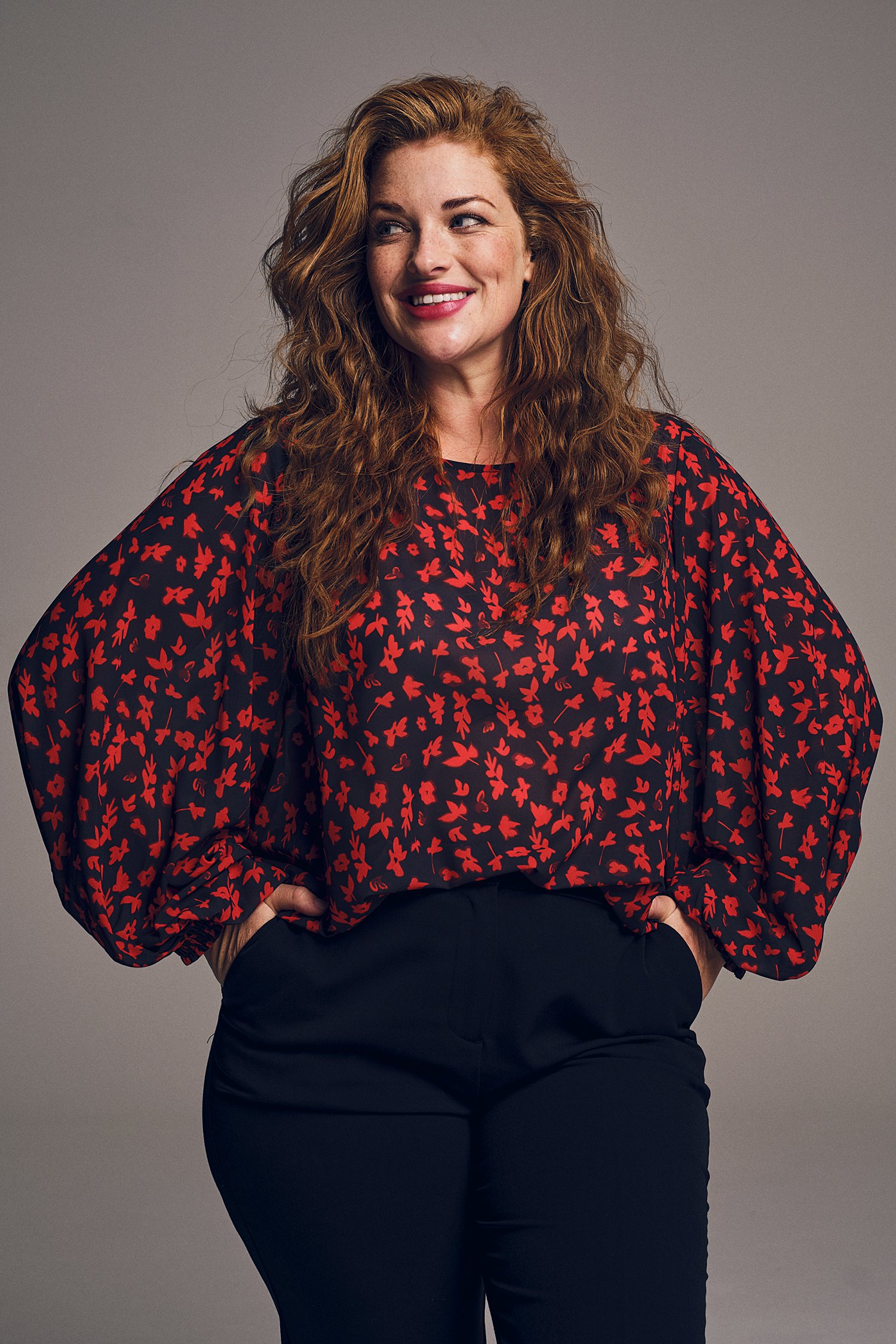Blouse fine gris foncé à imprimé floral rouge de Louise pour Femmes