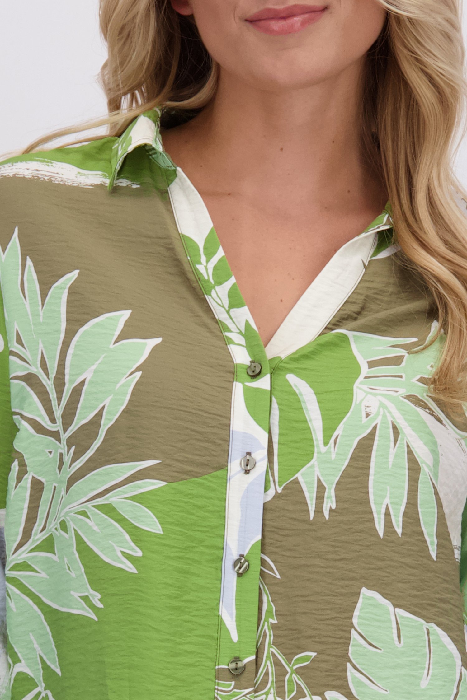 Détail de Blouse kaki à imprimé feuilles vertes de Libelle pour Femmes