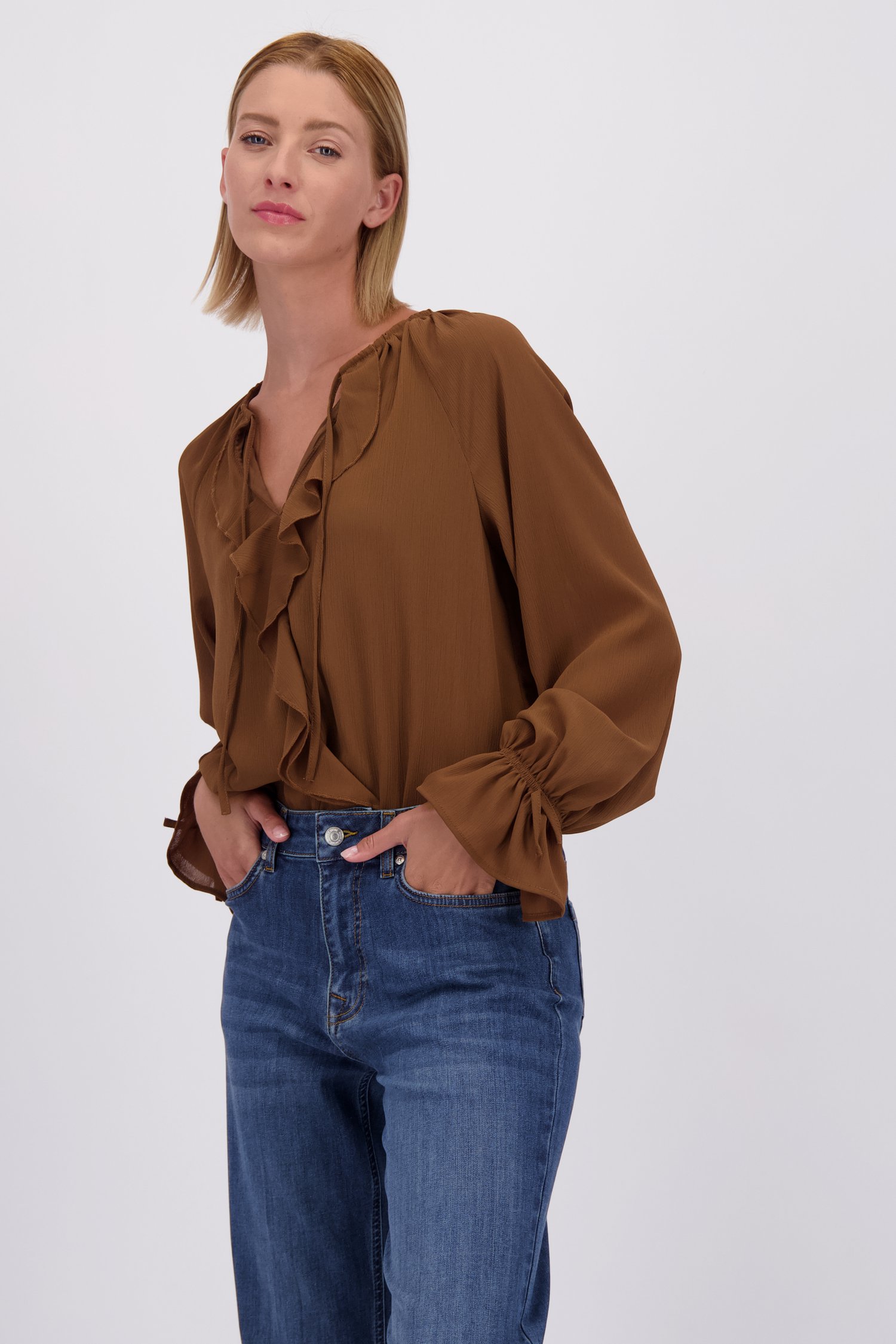 Le devant de Blouse marron à volants de More & More pour Femmes