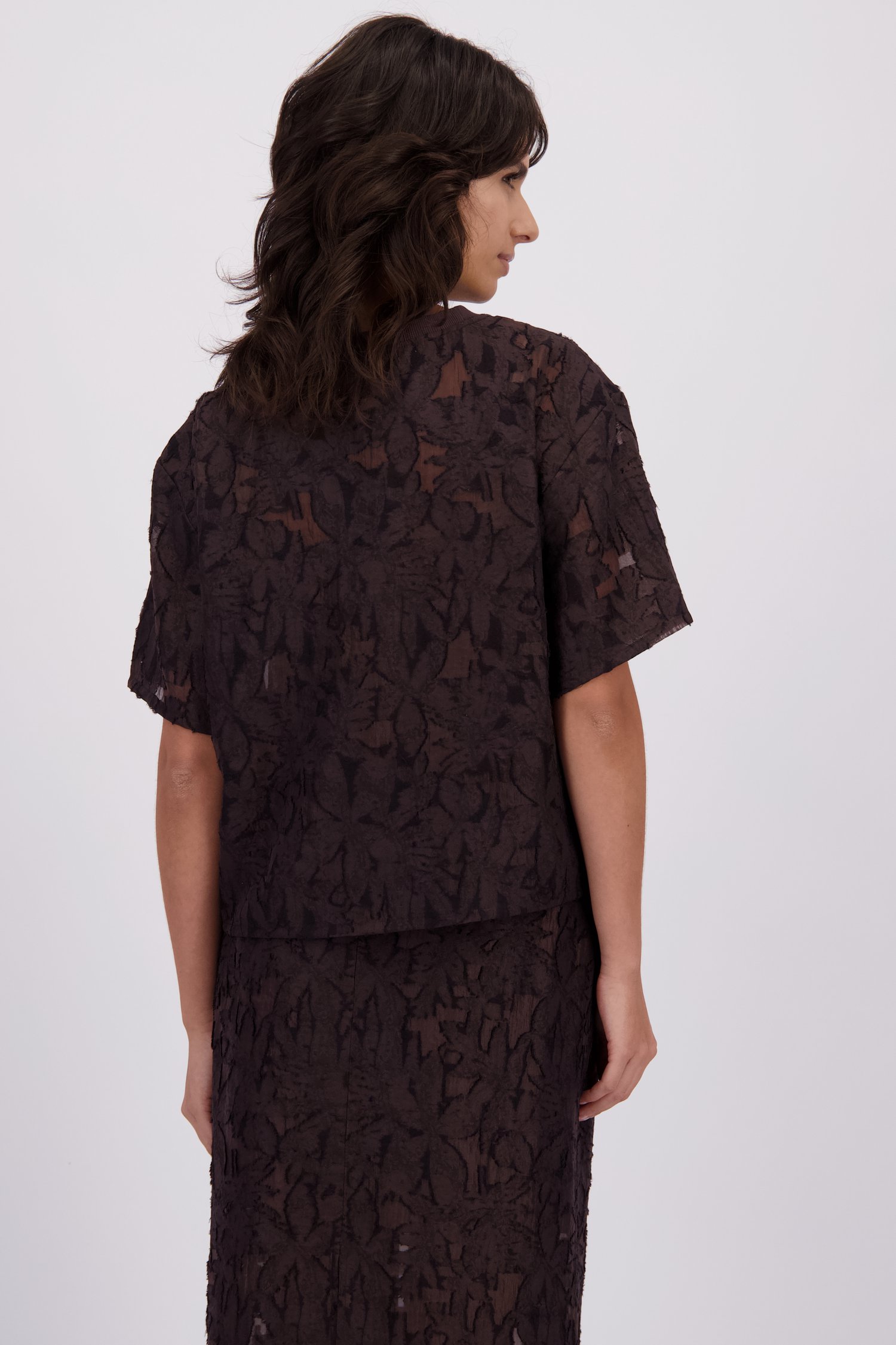 Le dos de Blouse marron avec broderies de Louise pour Femmes