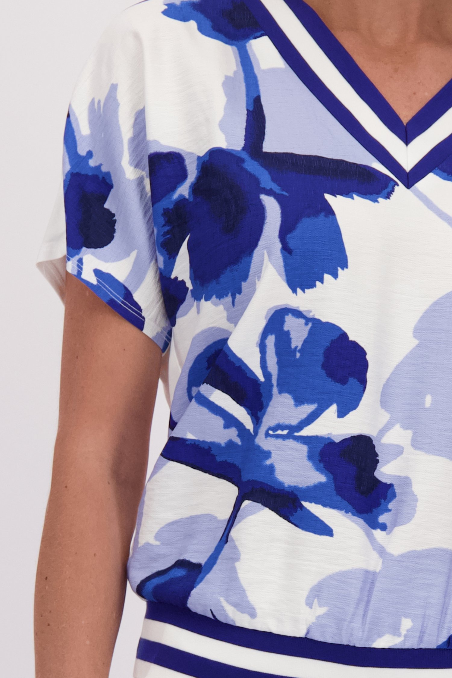 Detail van Blouse met blauwe bloemenprint door Claude Arielle voor Dames