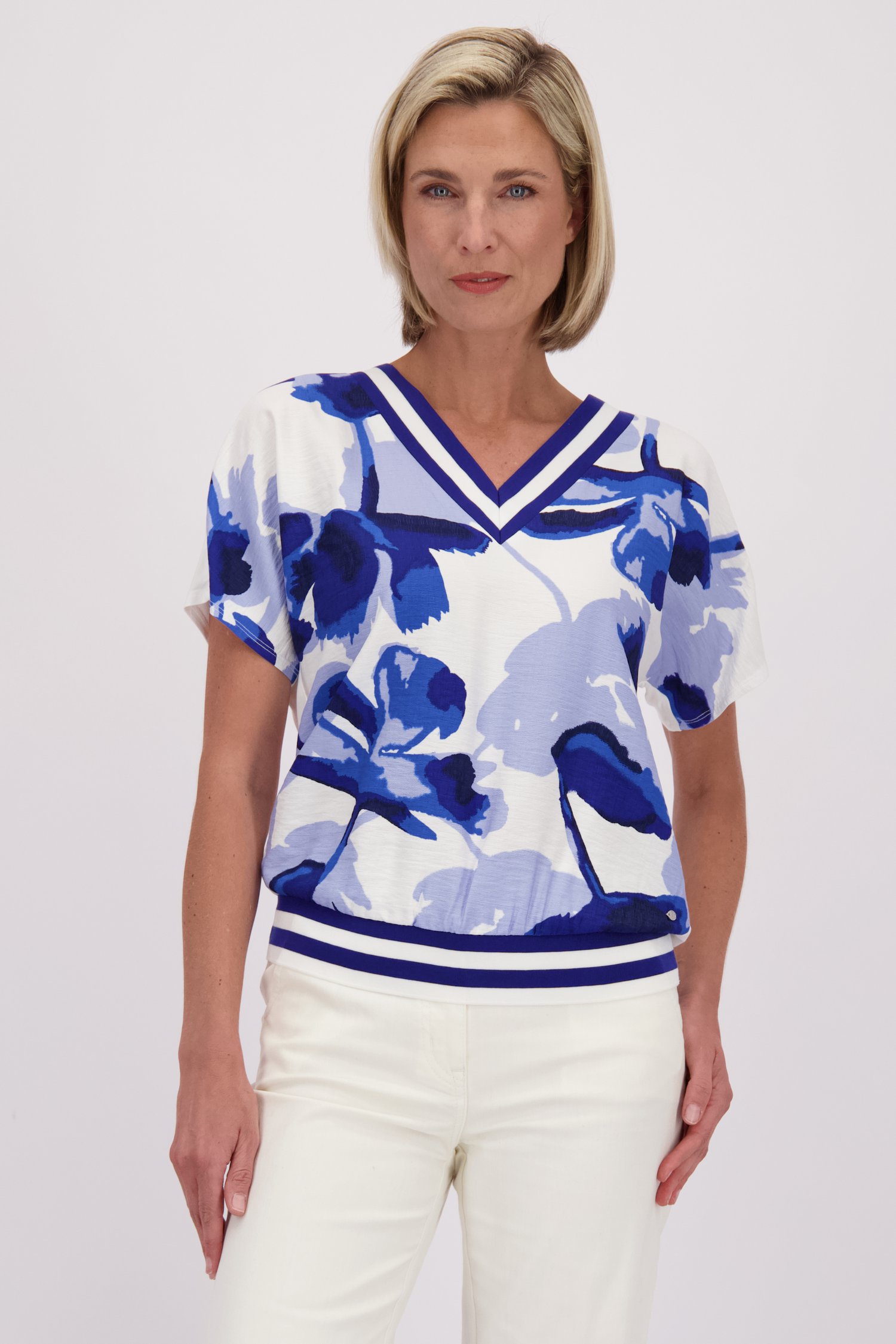 Voorkant van Blouse met blauwe bloemenprint door Claude Arielle voor Dames
