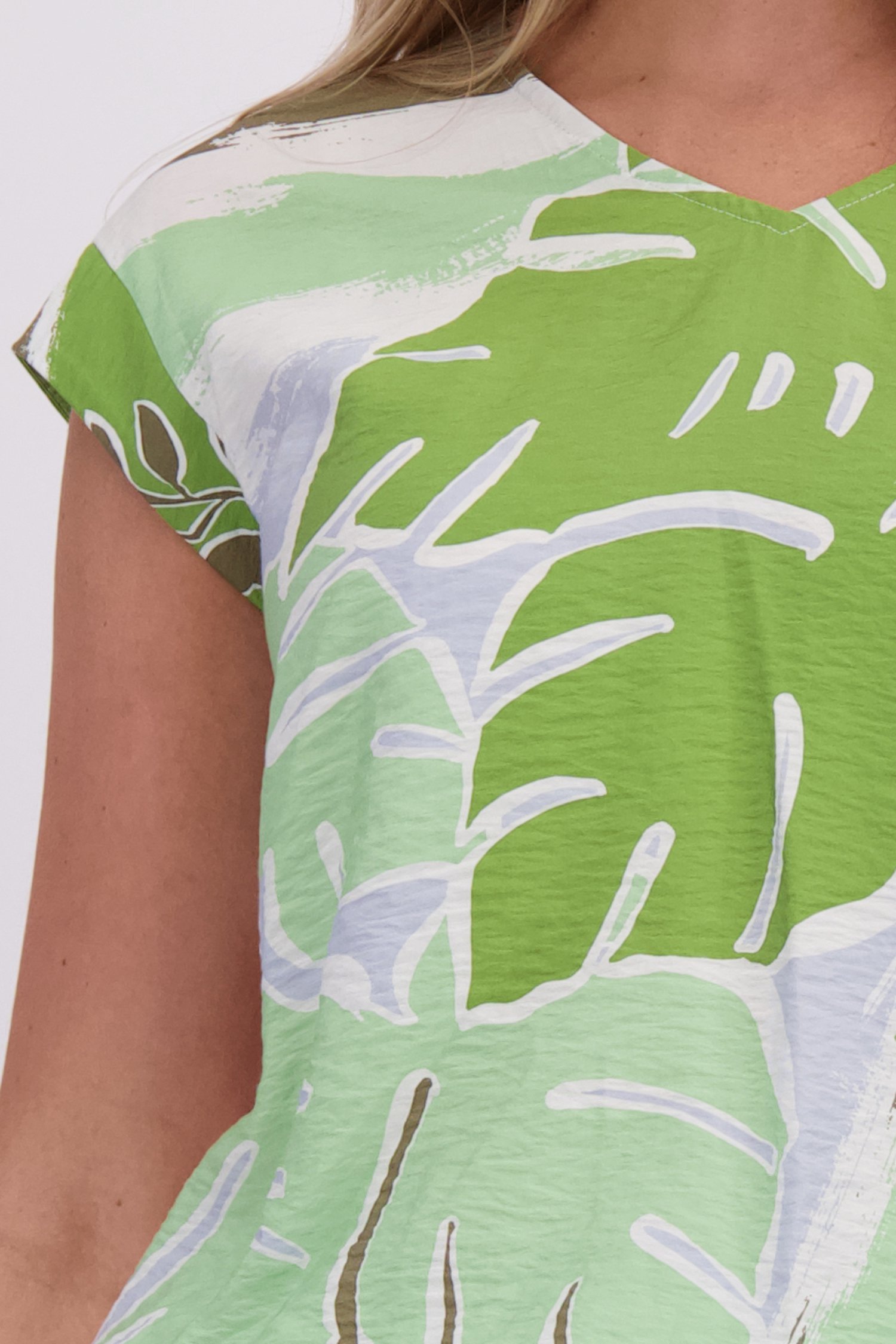 Detail van Blouse met groene bladerprint  door Libelle voor Dames