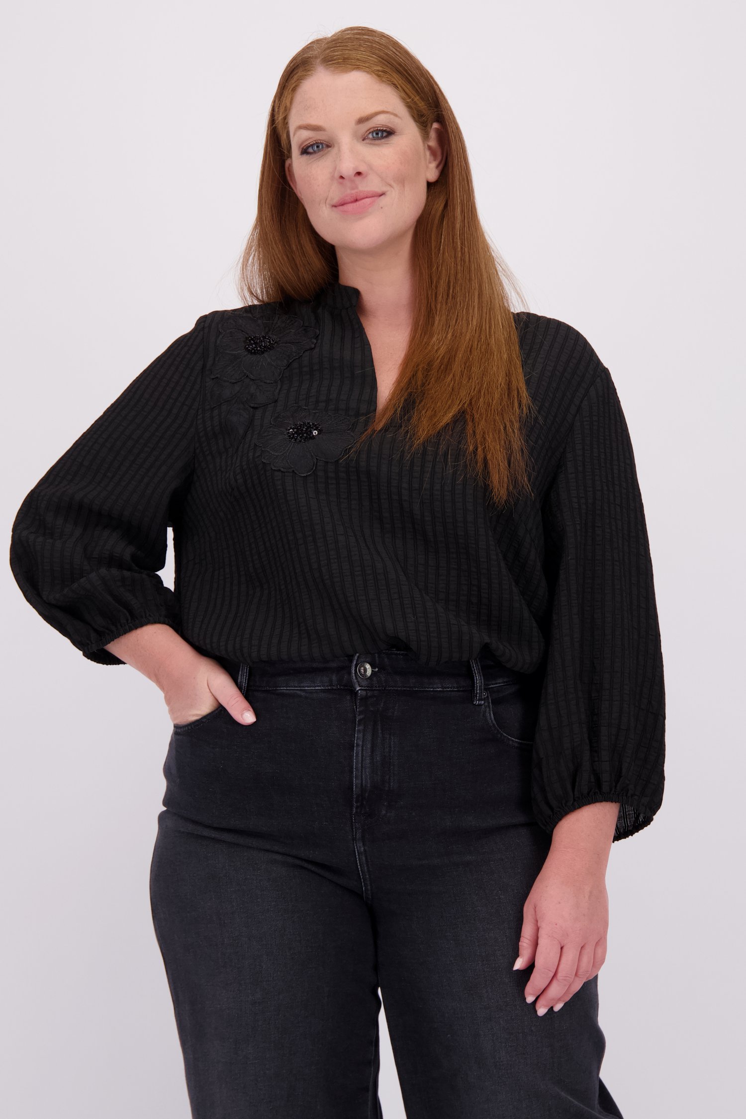 Le devant de Blouse noir avec fleurs brodées de ONLY Carmakoma pour Femmes