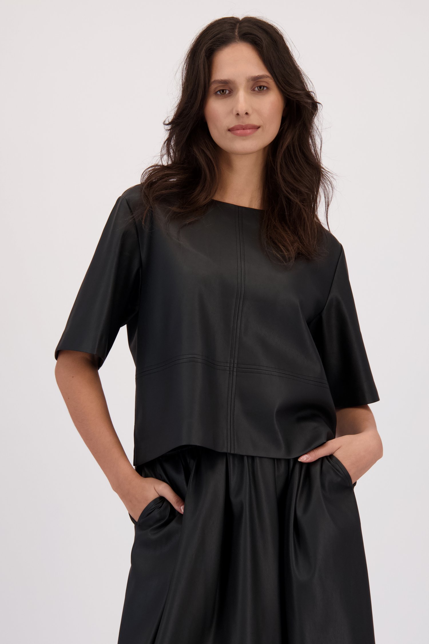 Le devant de Blouse noire à l'aspect cuir de Louise pour Femmes