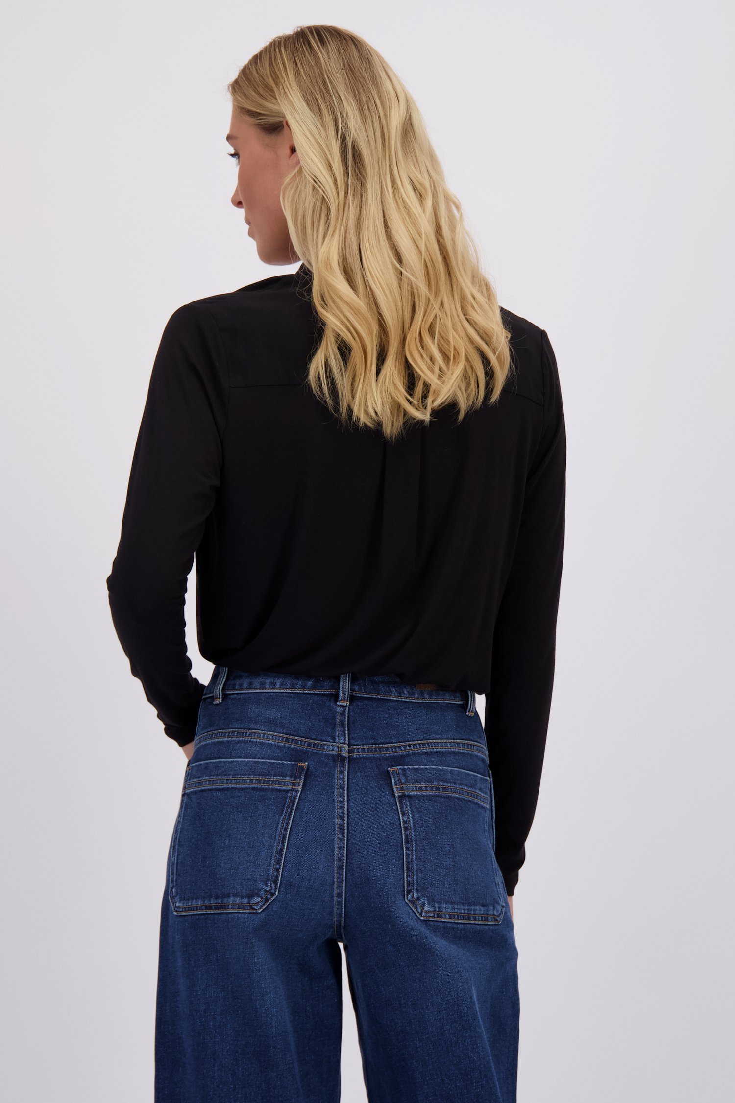 Le dos de Blouse noire avec col en V de Liberty Island pour Femmes