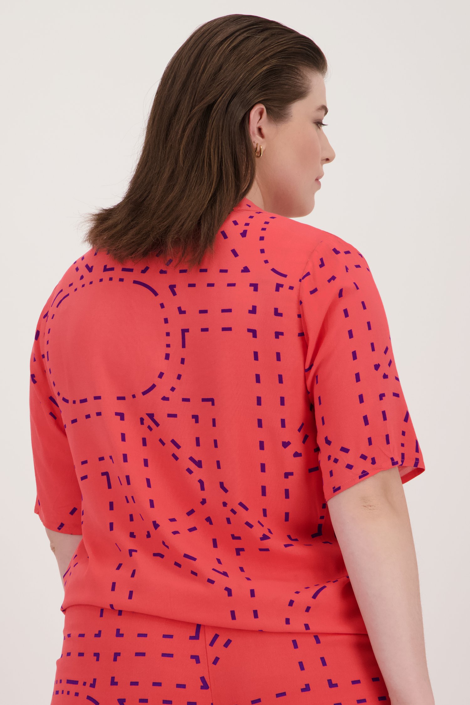 Le dos de Blouse rose corail à motif violet de ONLY Carmakoma pour Femmes