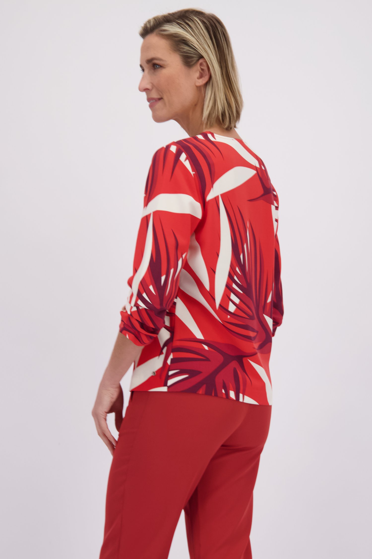 Le dos de Blouse rouge à motif feuillu de Claude Arielle pour Femmes