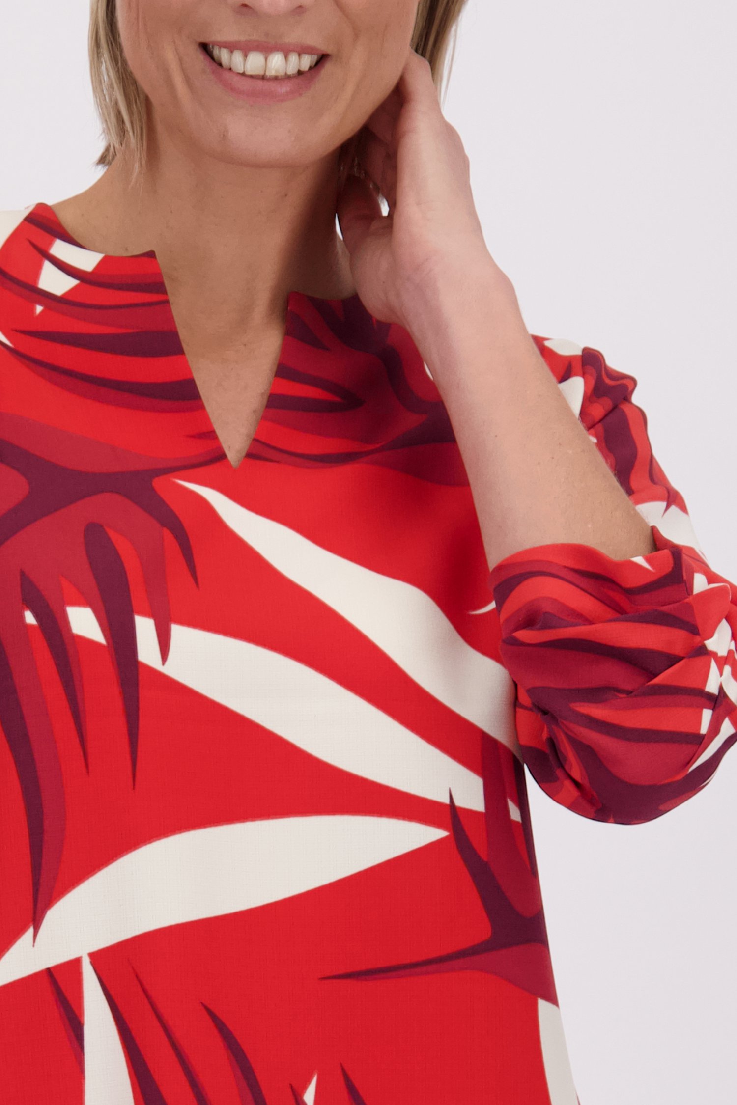 Détail de Blouse rouge à motif feuillu de Claude Arielle pour Femmes