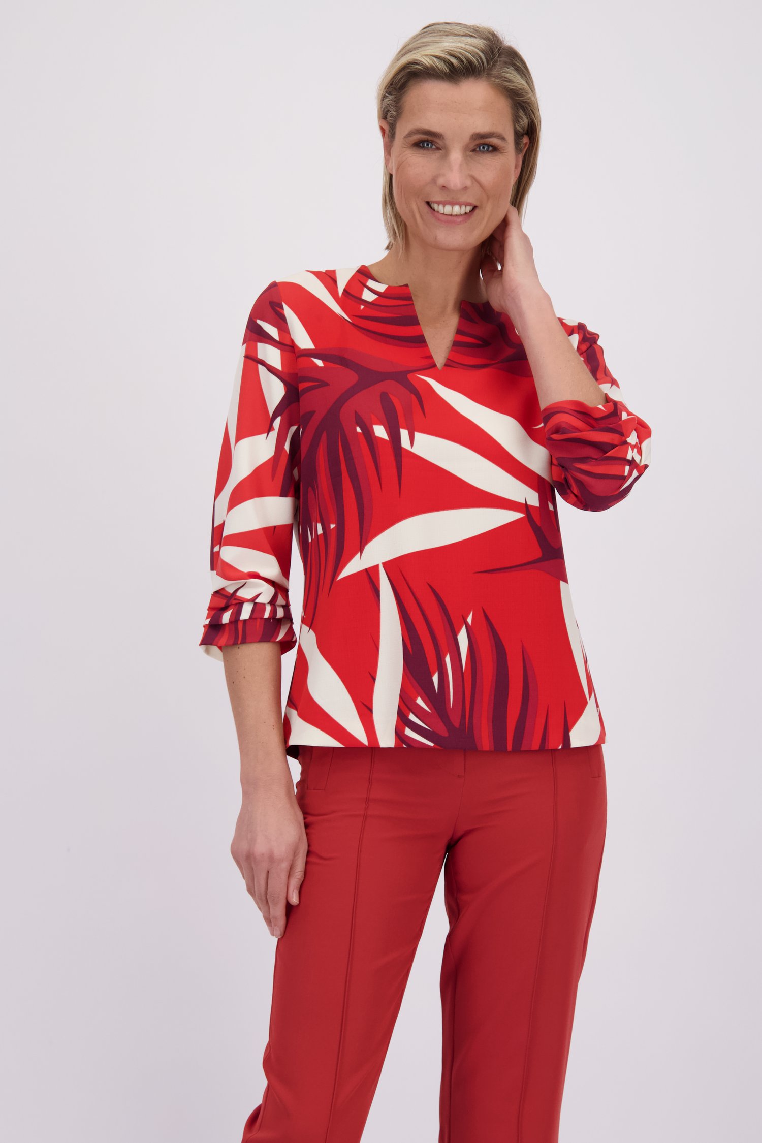 Le devant de Blouse rouge à motif feuillu de Claude Arielle pour Femmes