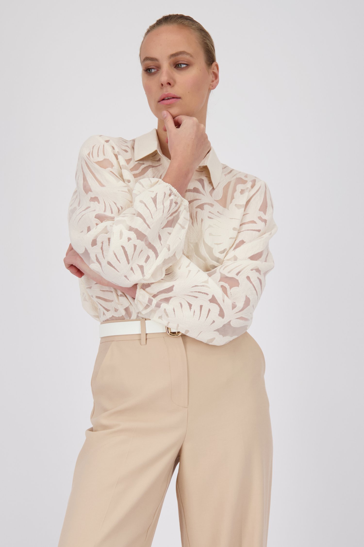 Le dos de Blouse semi-transparente avec motif ecru de D'Auvry Studio pour Femmes